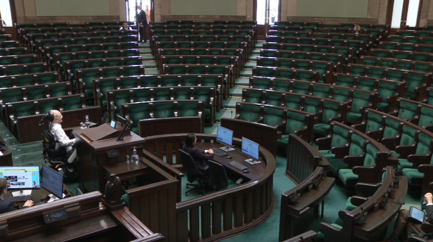 66 mld zł na wsparcie dla setek tysięcy osób niepełnosprawnych = pusta sala sejmowa. „Choćbym miał mówić (bo krzyczeć nie potrafię) do pustej sali, to osiągnę cel”