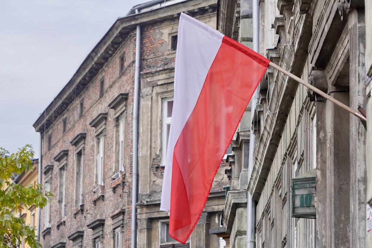Flaga Polski - jak wieszać zgodnie z przepisami? [ZASADY]