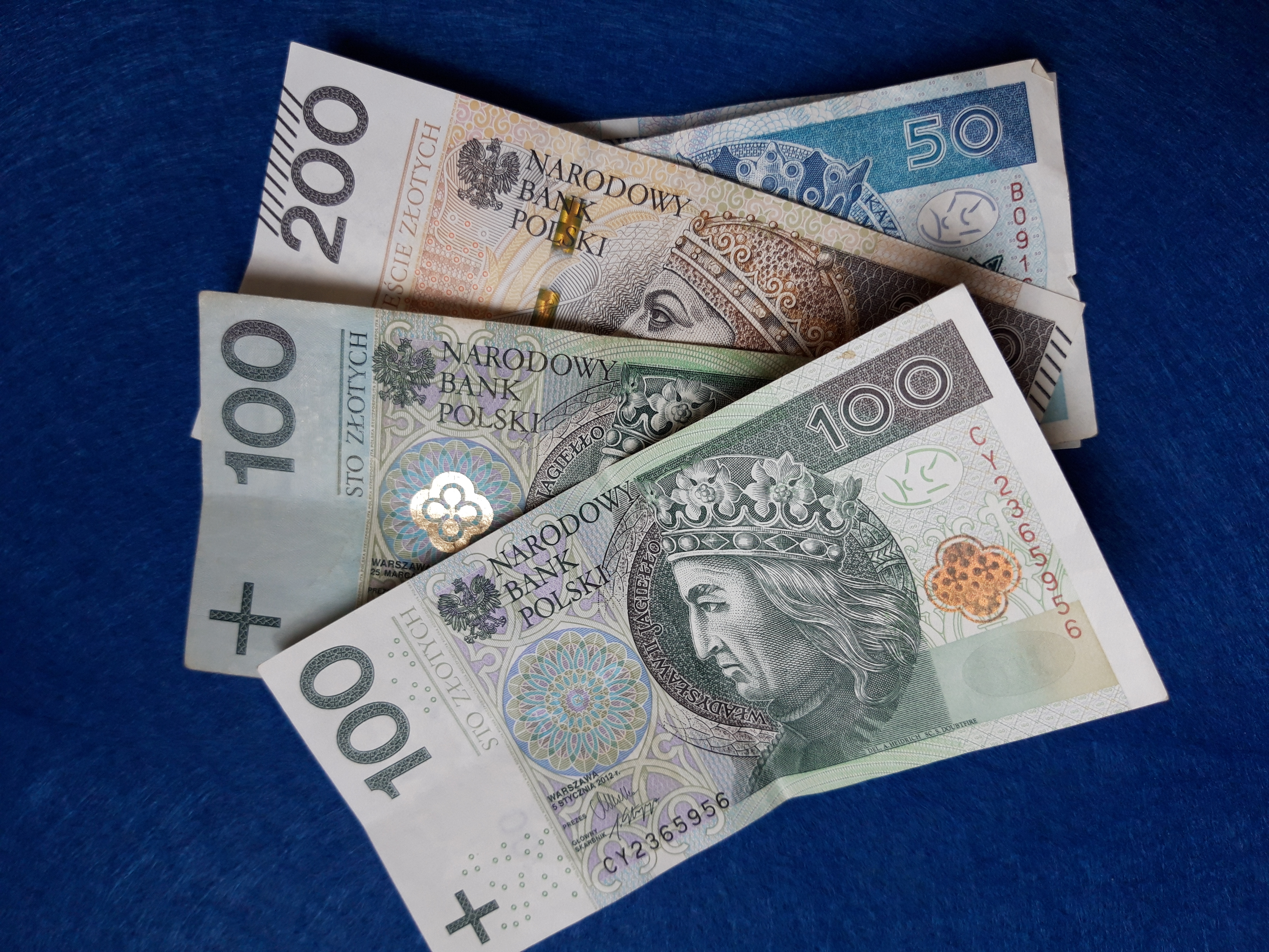 Gotówka od matki: Czy taka darowizna jest z podatkiem? KIS wyjaśnia na konkretnym przykładzie