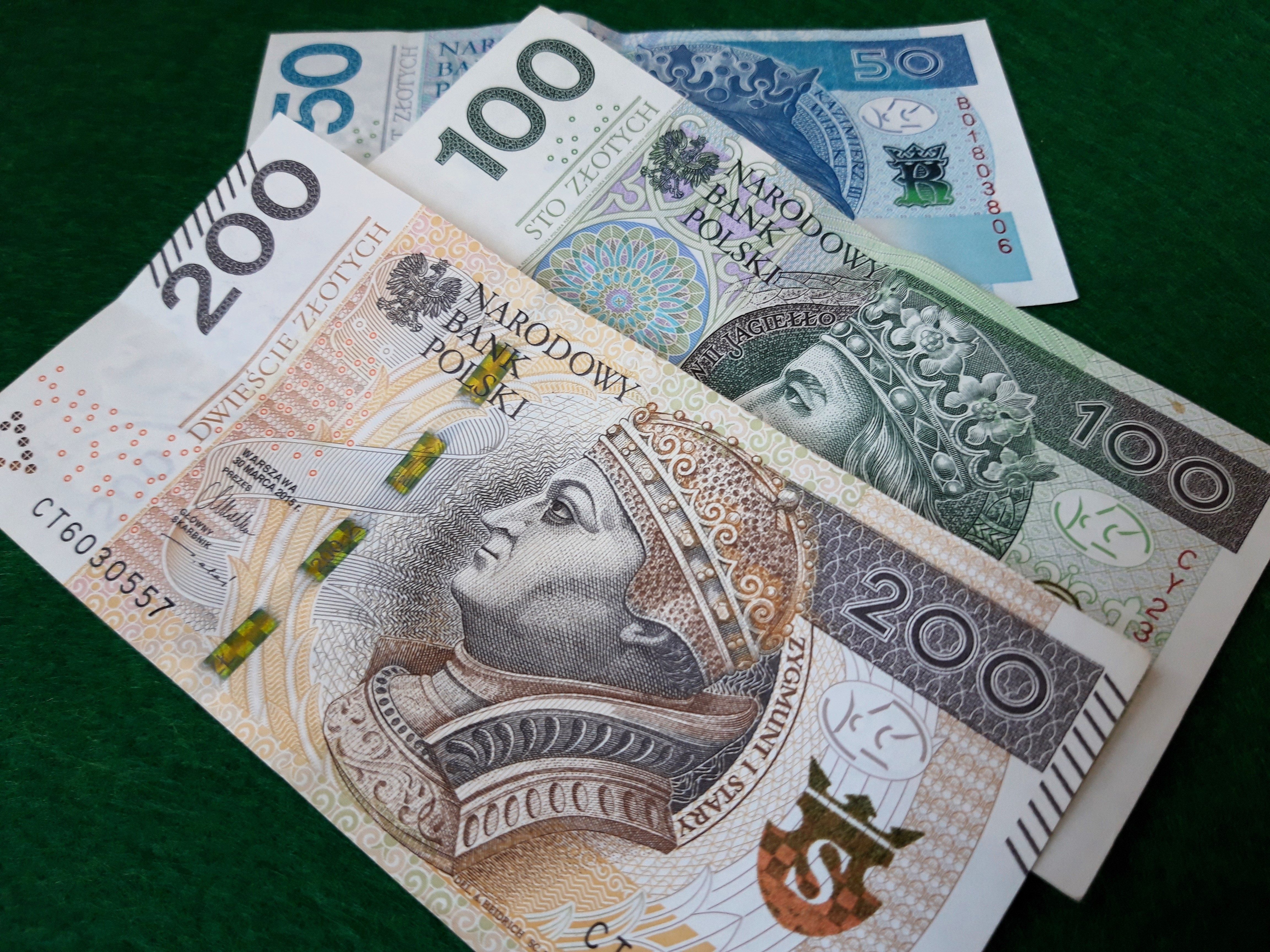Darowizna od matki w kwocie 4 mln złotych: Jak przekazać legalnie i bez podatku?