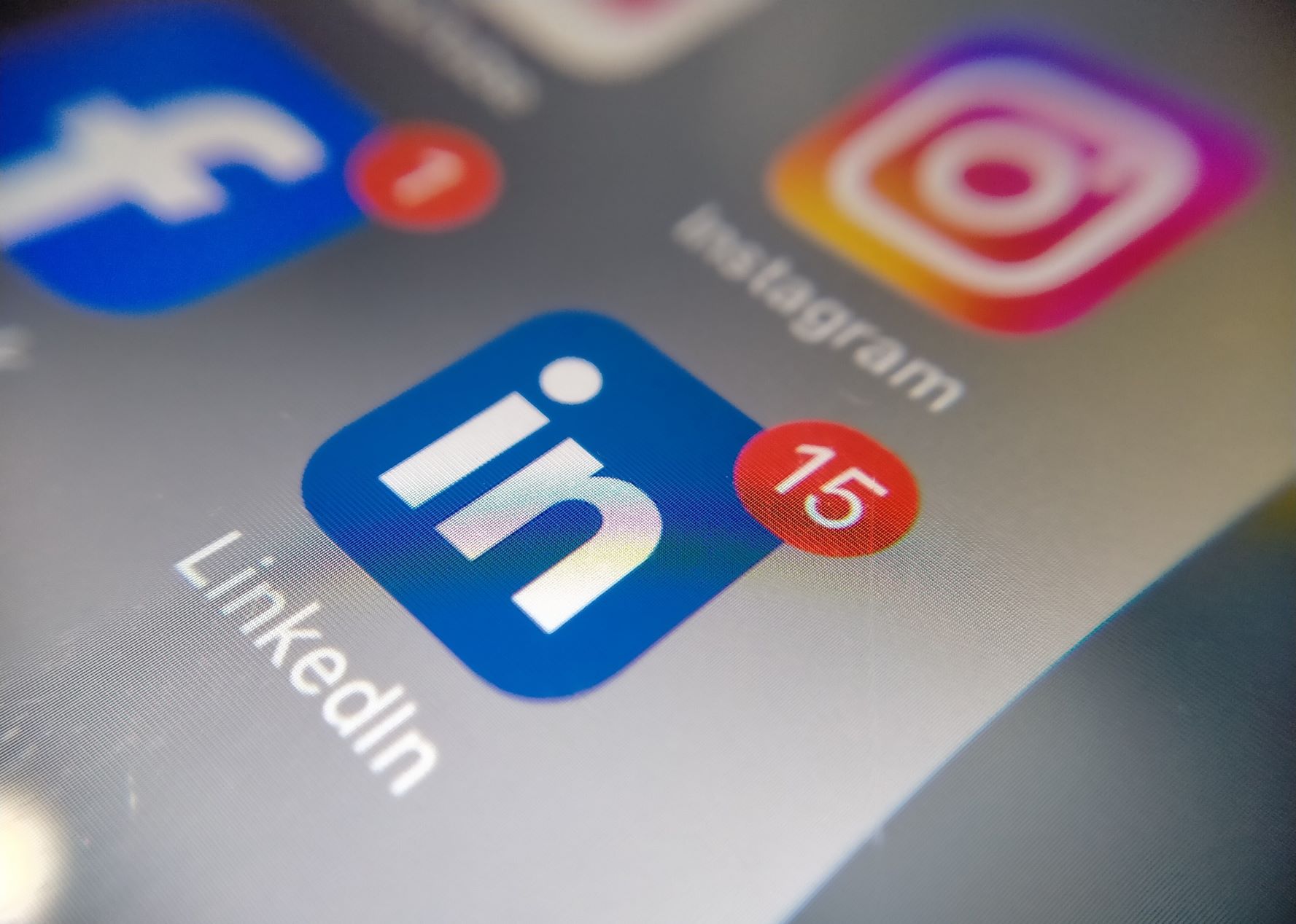 Prawa autorskie do treści biznesowych publikowanych w social mediach. Kiedy można legalnie wykorzystać zdjęcie lub wideo? Co każda firma wiedzieć powinna