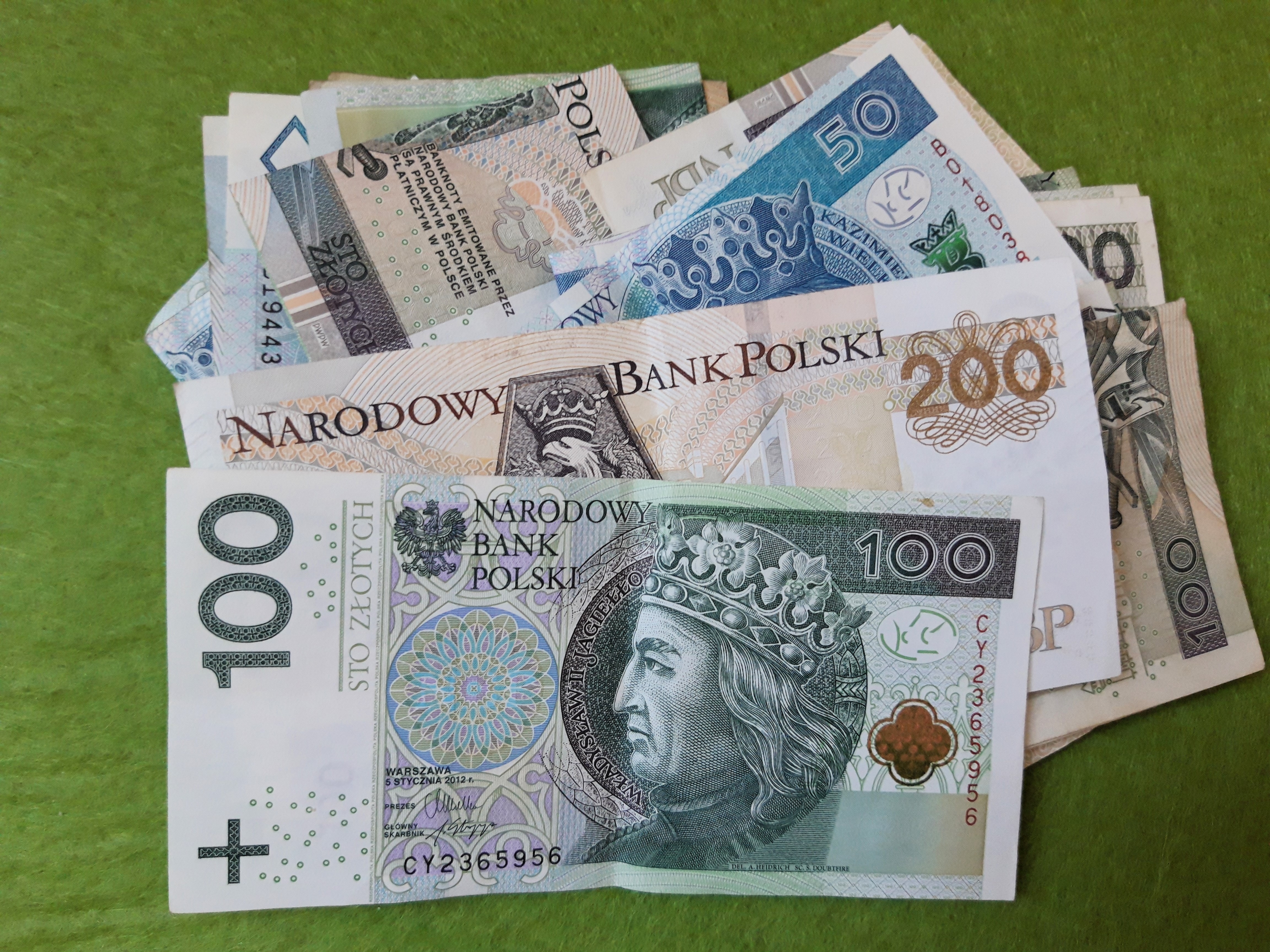 Przelew darowizny ze środków firmowych spółki: Czy zwolnienie z podatku od darowizn przez cały czas obowiązuje? Skarbówka wyjaśnia