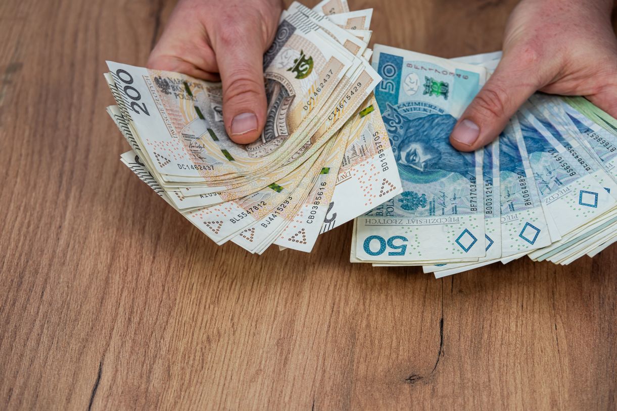 ZUS: Nie ma świadczenia wspierającego dla 3 orzeczeń. Jedna osoba niepełnosprawna i 1) stopień znaczny, 2) niesamodzielność i 3) niezdolność do pracy)