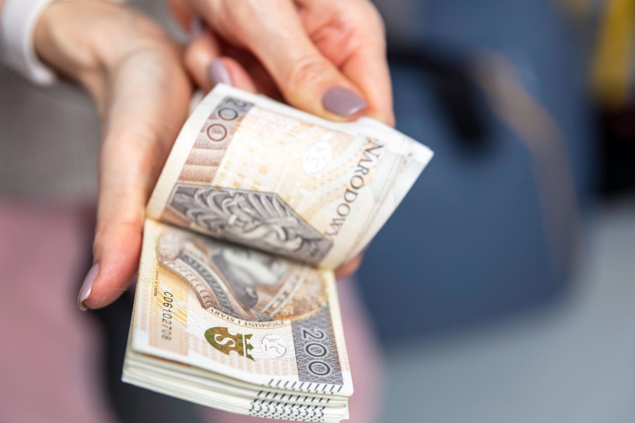 Bez zasiłku bo świadczenie pielęgnacyjne za 6 miesięcy w ciągu ostatnich 18 miesięcy, choć otrzymywał je przez 18 miesięcy, ale zwrócił ostatni rok