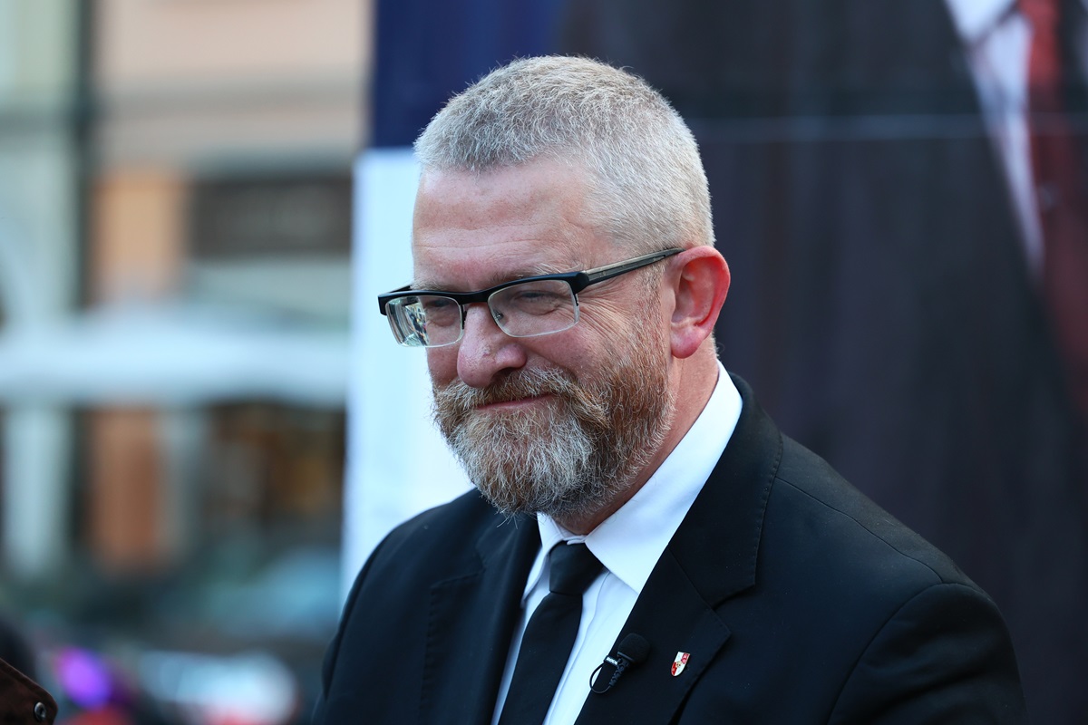 7 pytań Brauna do Nawrockiego i Trzaskowskiego [ODPOWIEDZI]