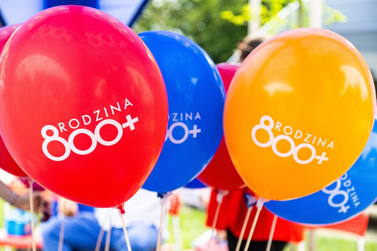 Wypłata 800 plus do końca sierpnia z wyrównaniem 2400 zł