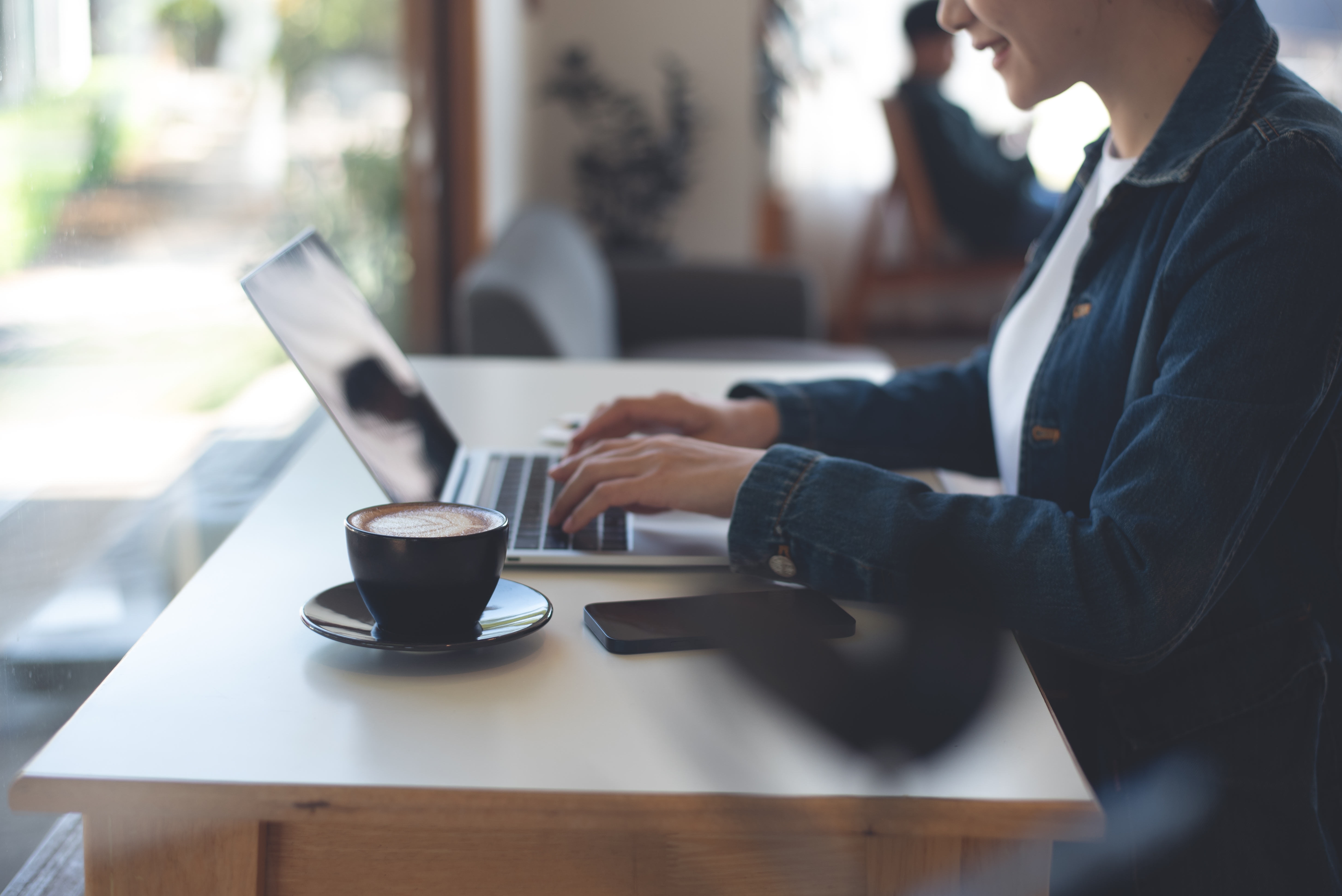 Czy pracować zdalnie trzeba z domu? Czy pracodawca może się nie zgodzić na zmianę miejsca pracy zdalnej?