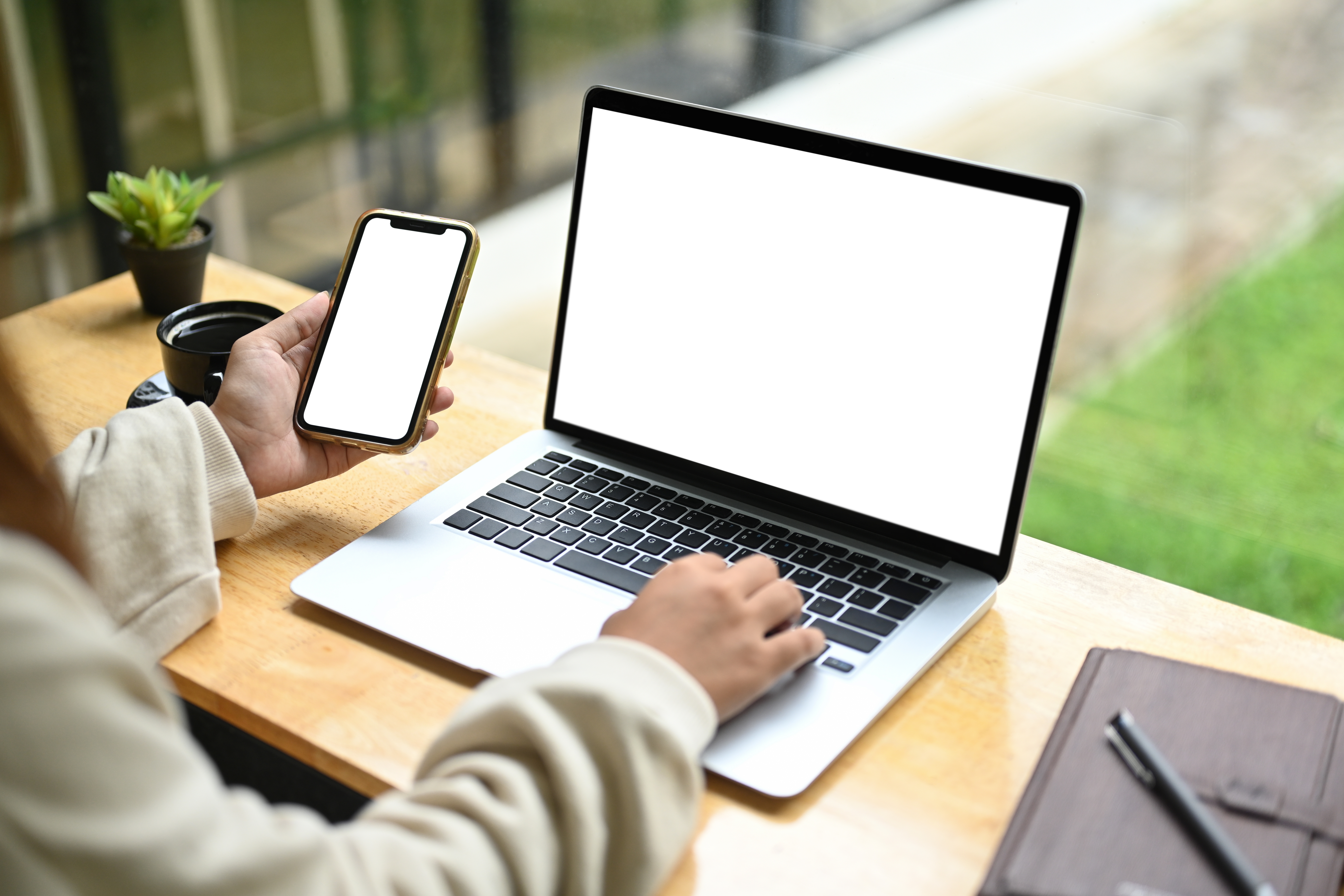 smartfon laptop internet kontrola e-Sanepid Państwowa Inspekcja Sanitarna PIS bezpieczeństwo żywności zgłoszenie zagrożenia zdrowotnego higiena i sanepid zdrowie publiczne interwencja sanepidu online jakość kosmetyków i suplementów bezpieczeństwo w szkole i pracy woda pitna i kąpieliska 24/7