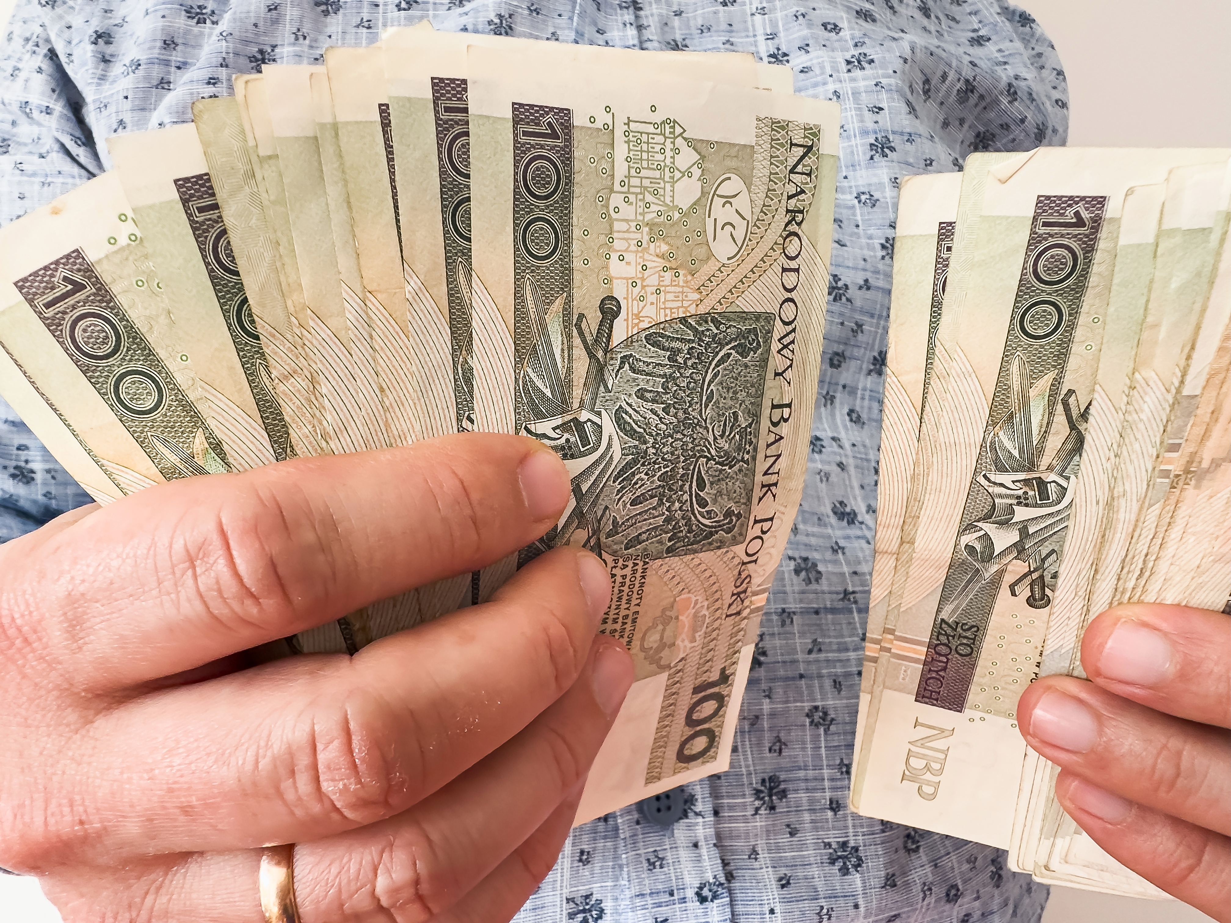 1,1 mln osób dostanie czternastą emeryturę wcześniej. Ale nie każdy dostanie 1558,81 zł na rękę