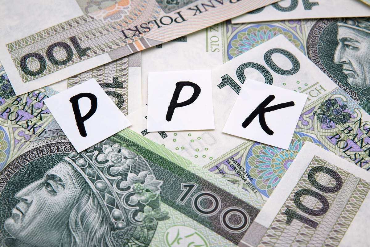 Nie nalicza się wpłat na PPK od wynagrodzenia wypłaconego rodzinie zmarłego uczestnika programu [Przykłady]