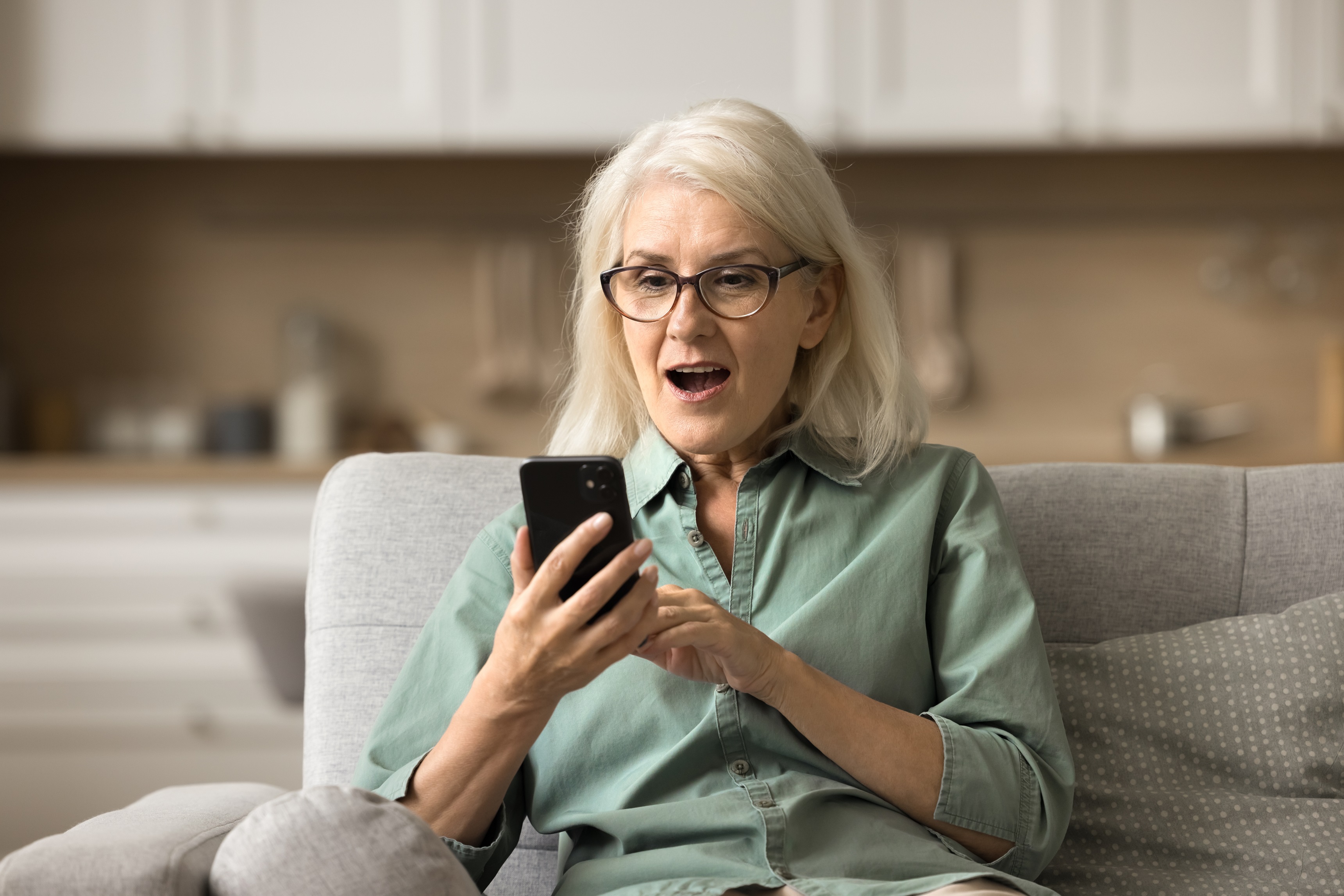 senior radość szczęście seniorka kobieta telefon smartfon wiadomość