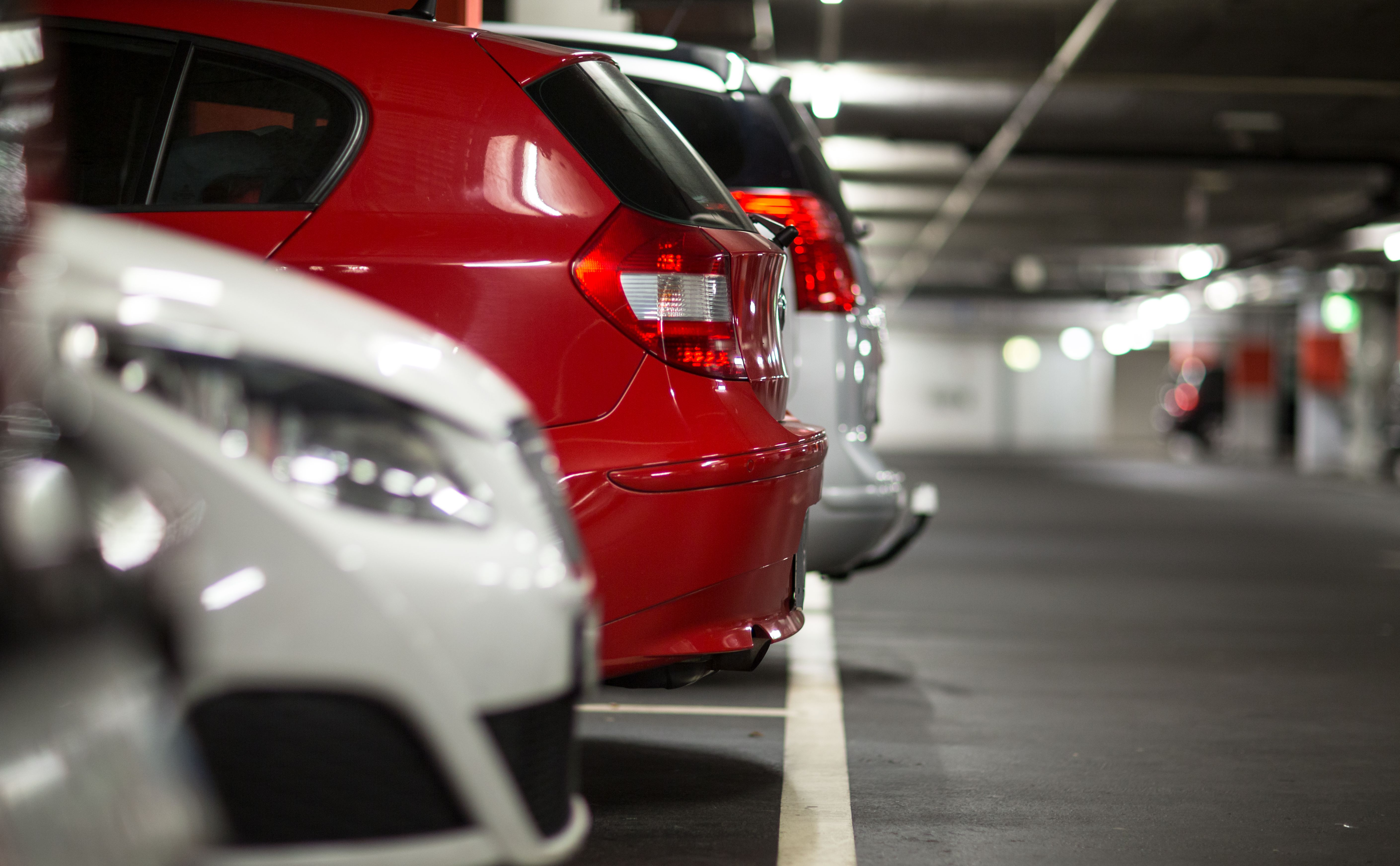 Szok w prawie podatkowym: obywatel płaci 10 razy wyższy podatek za identyczny garaż - jeżeli stoi poza budynkiem mieszkalnym?