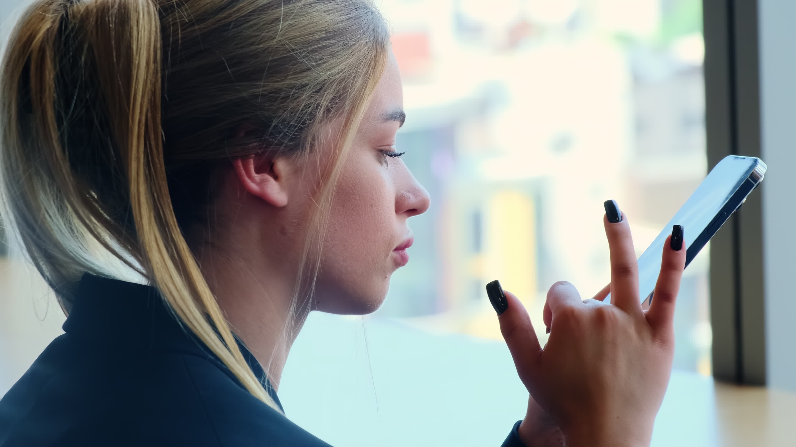 kobieta dziewczyna smartfon telefon scrollowanie