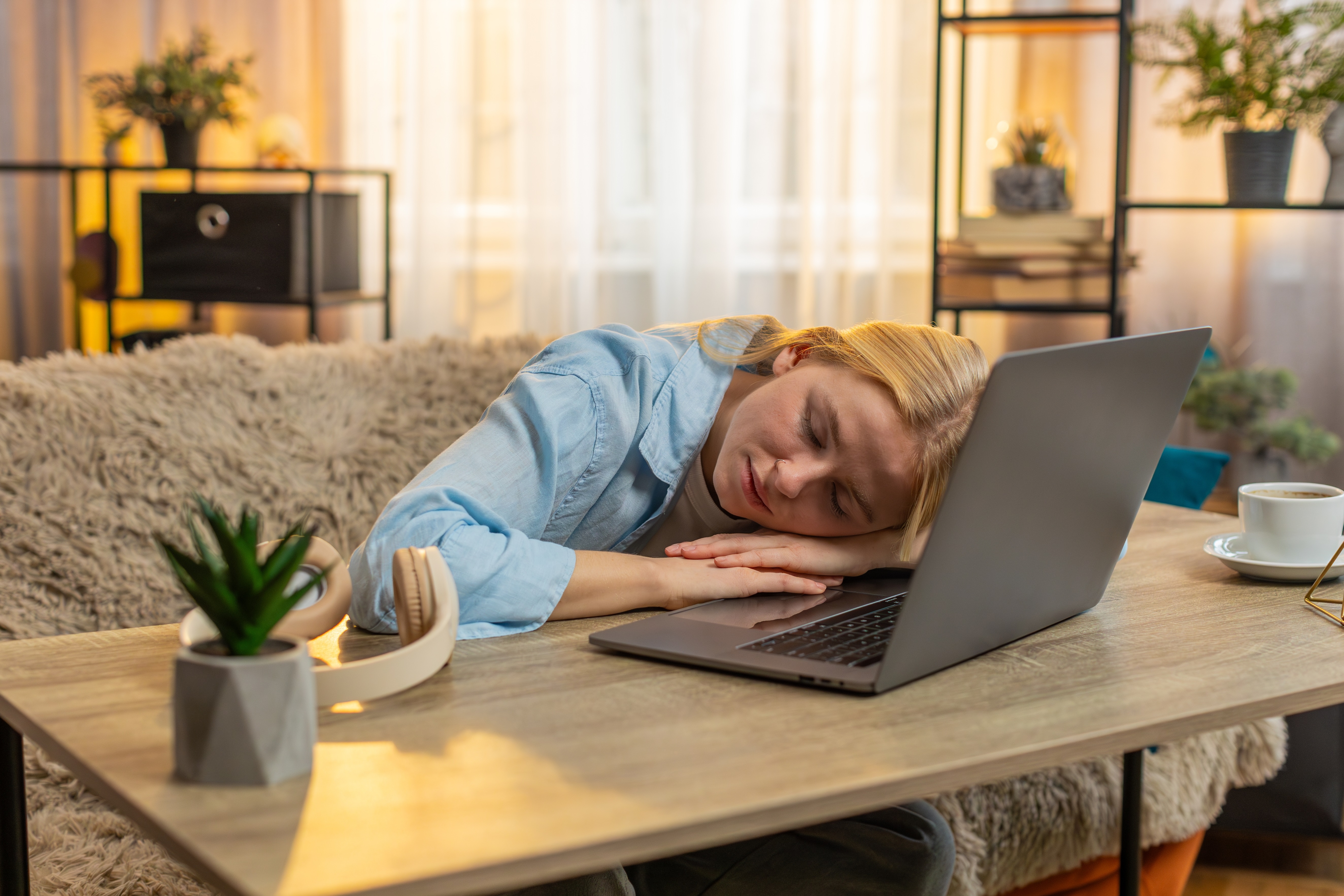 zmęczenie senność sen drzemka kobieta laptop