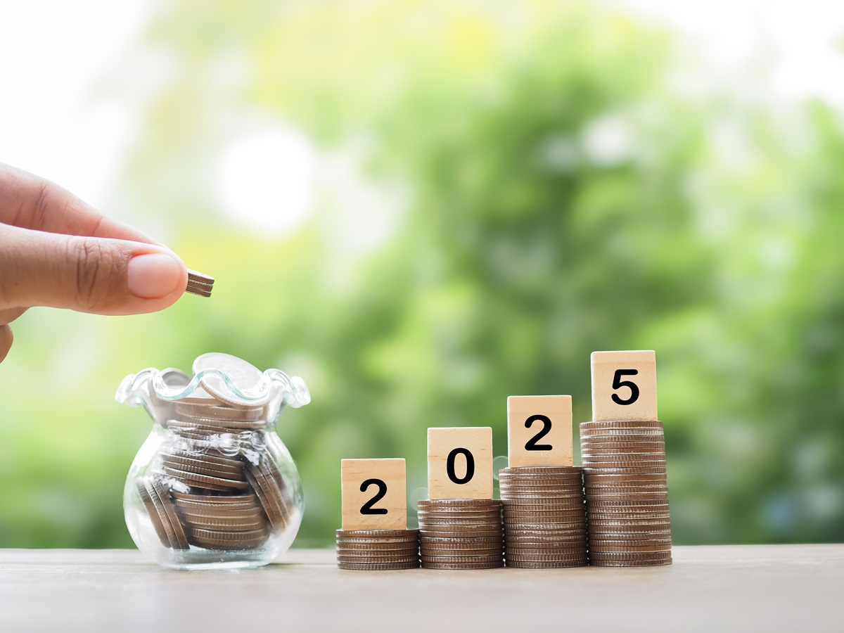 Większość profesjonalistów bez podwyżek w 2025 r. Słabe prognozy do końca roku [Raport]