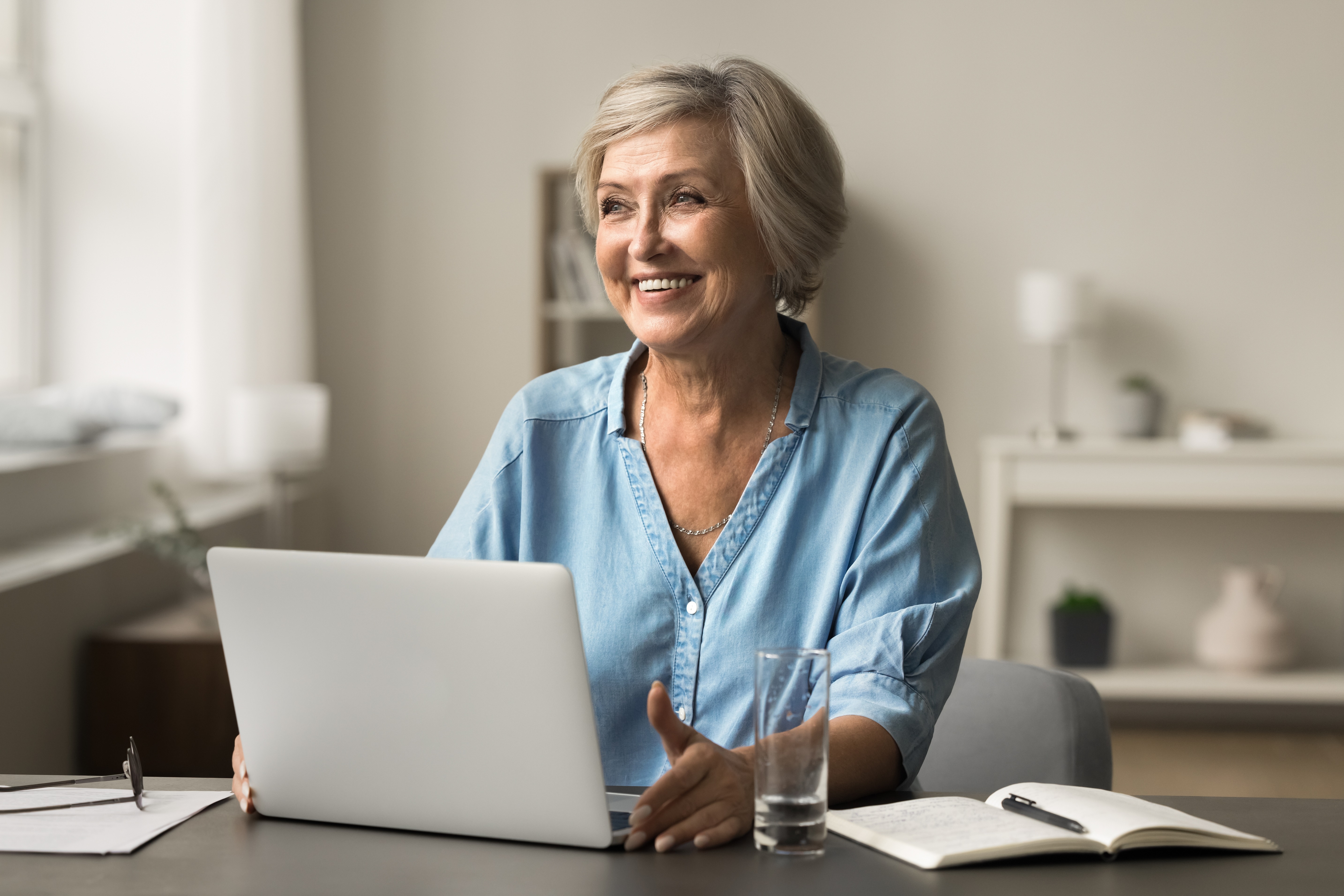 seniorka kobieta laptop