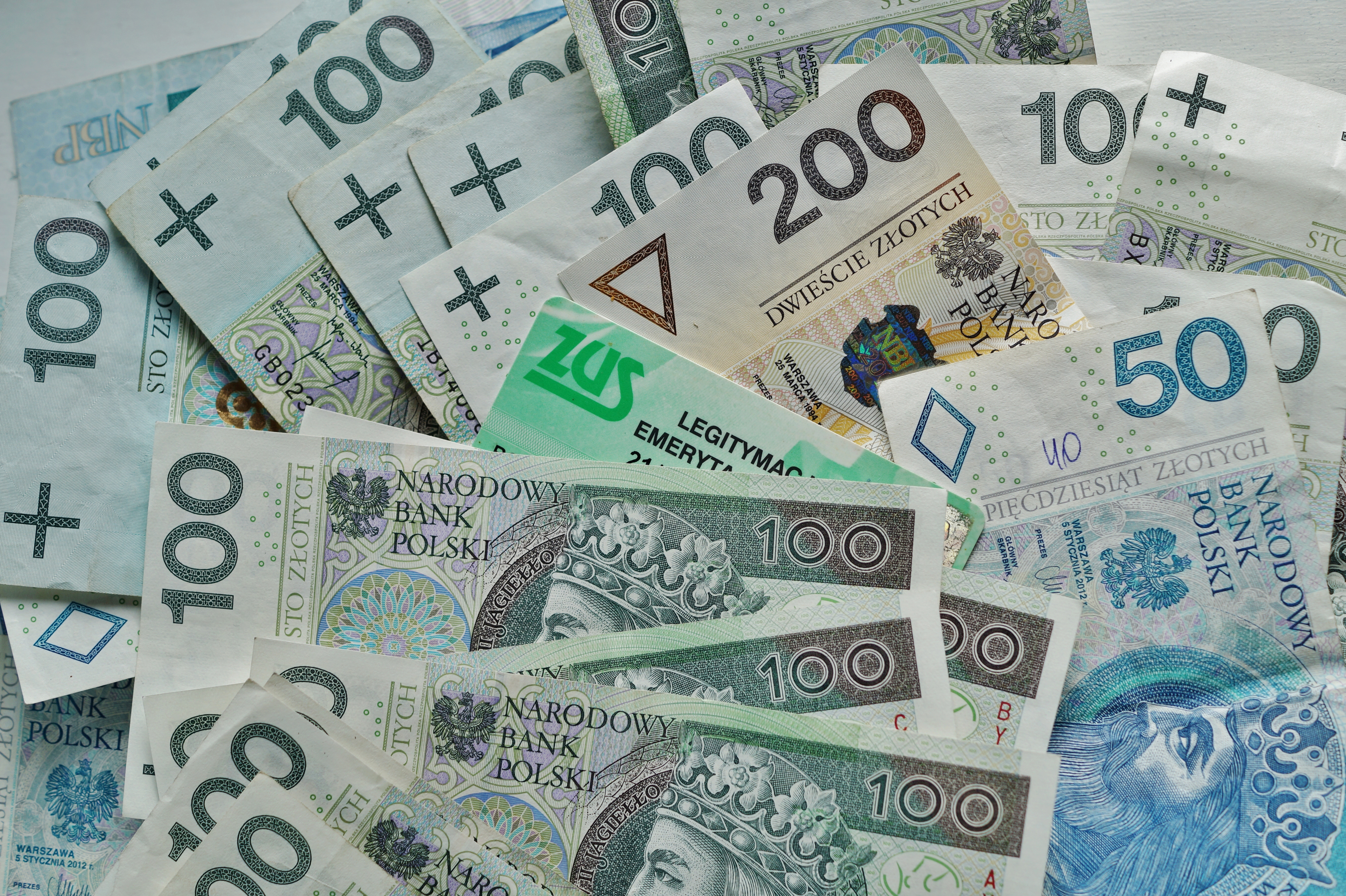 Ci seniorzy dostaną z ZUS-u emeryturę lub rentę wcześniej w październiku i listopadzie 2025 r.