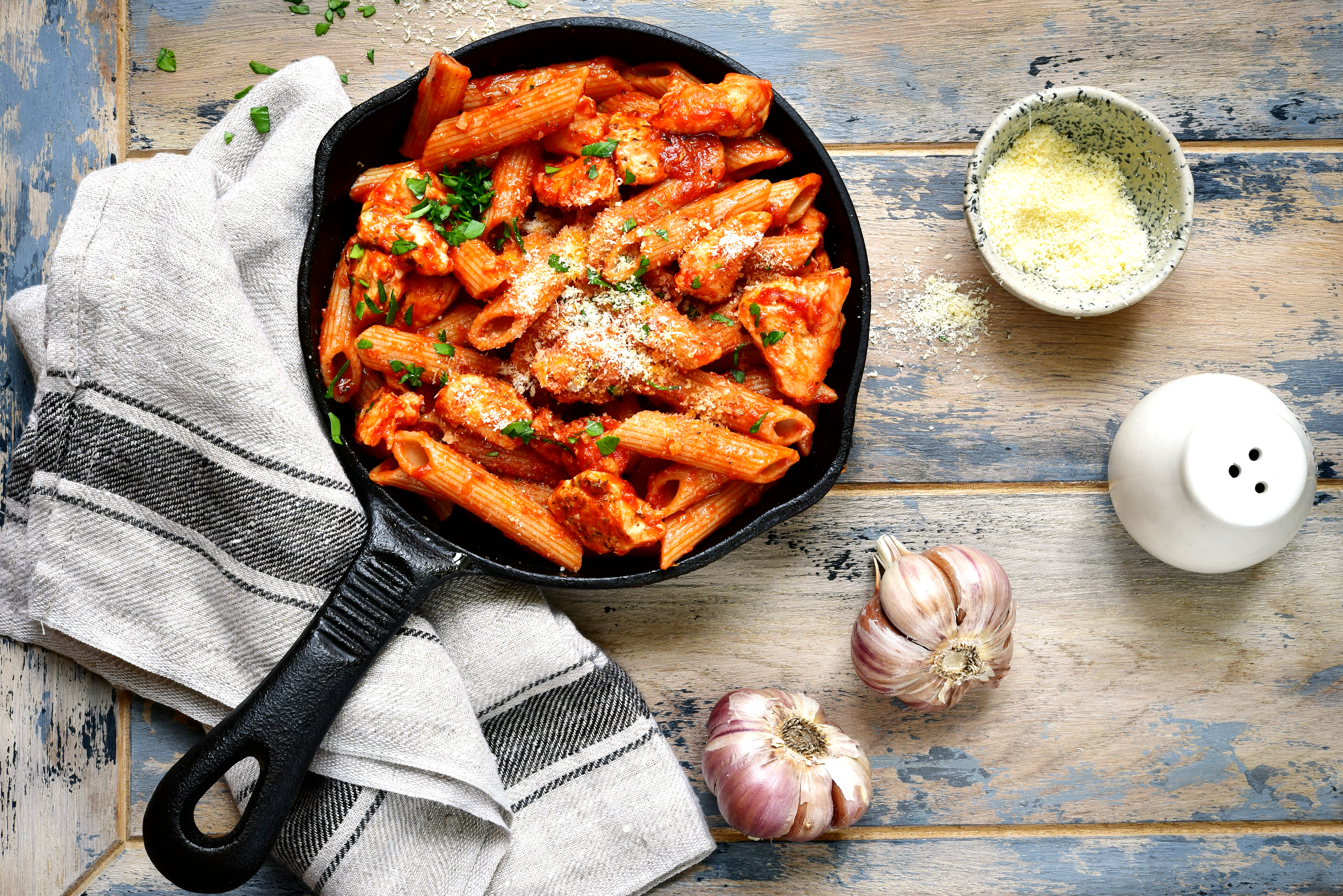 To jest pyszne - szybki obiad w 20 minut - makaron pełnoziarnisty z sosem pomidorowym i bazylią [PRZEPIS]