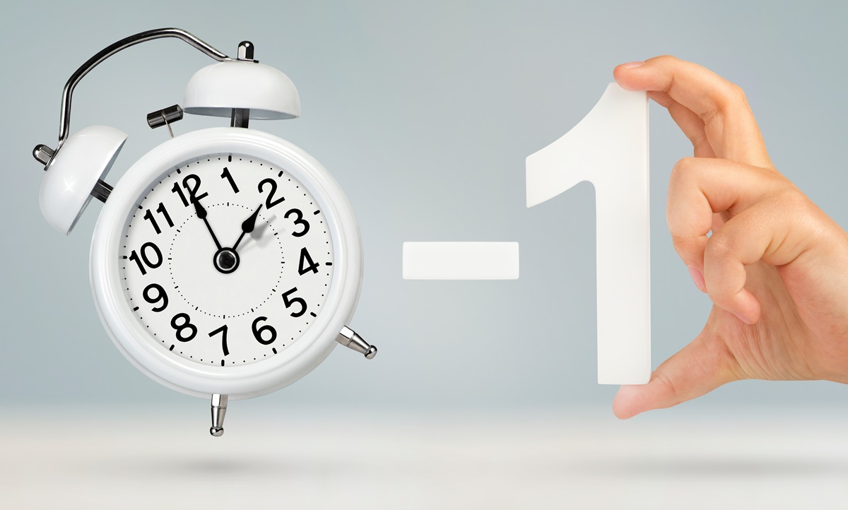 Zmiana czasu na zimowy 2025. W niedzielę śpimy godzinę dłużej, ale zdrowie może ucierpieć
