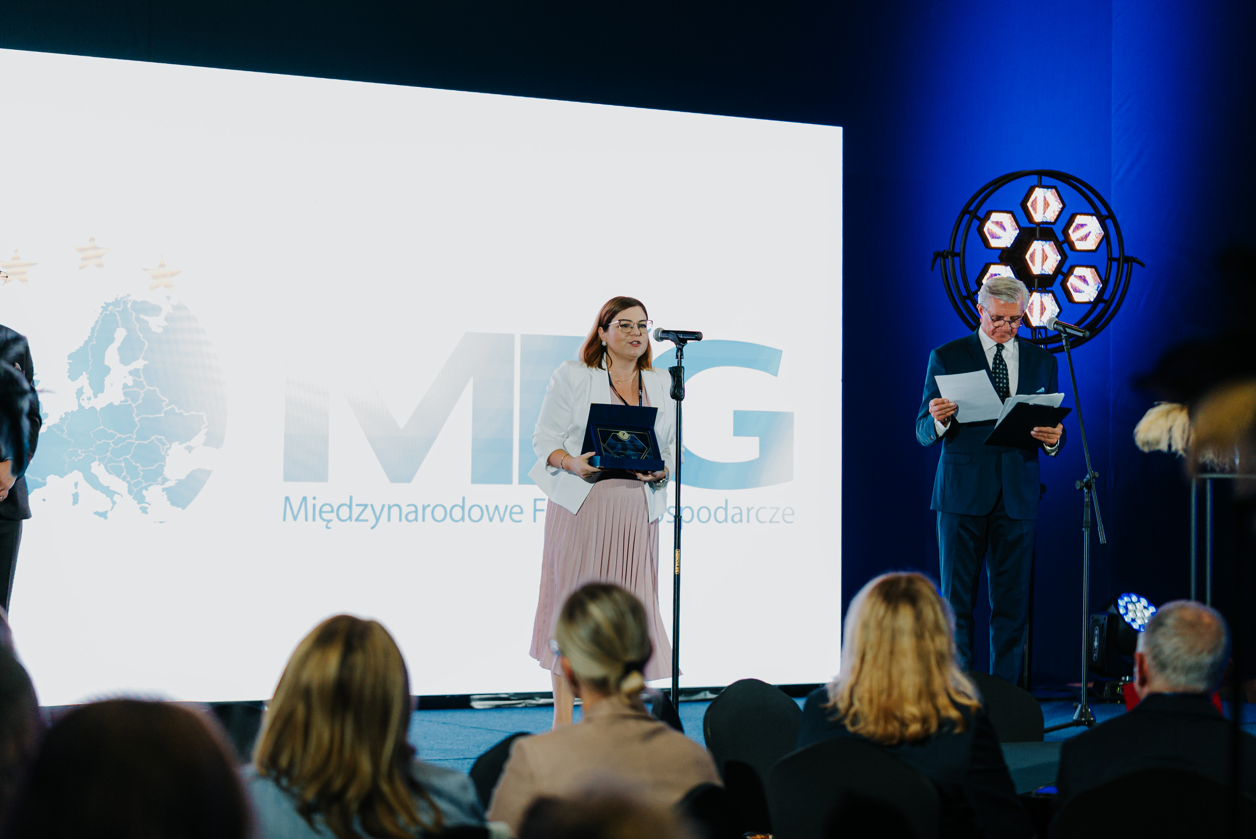 dr hab. Dagmara Stefańska, prof. INTiBS odbierająca nagrodę Złoty Ambasador Innowacyjności podczas VII edycji Międzynarodowego Forum Gospodarczego