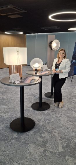 prof. Stefańska prezentująca efekt prac badaczy - demonstratory lamp emitujących światło białę