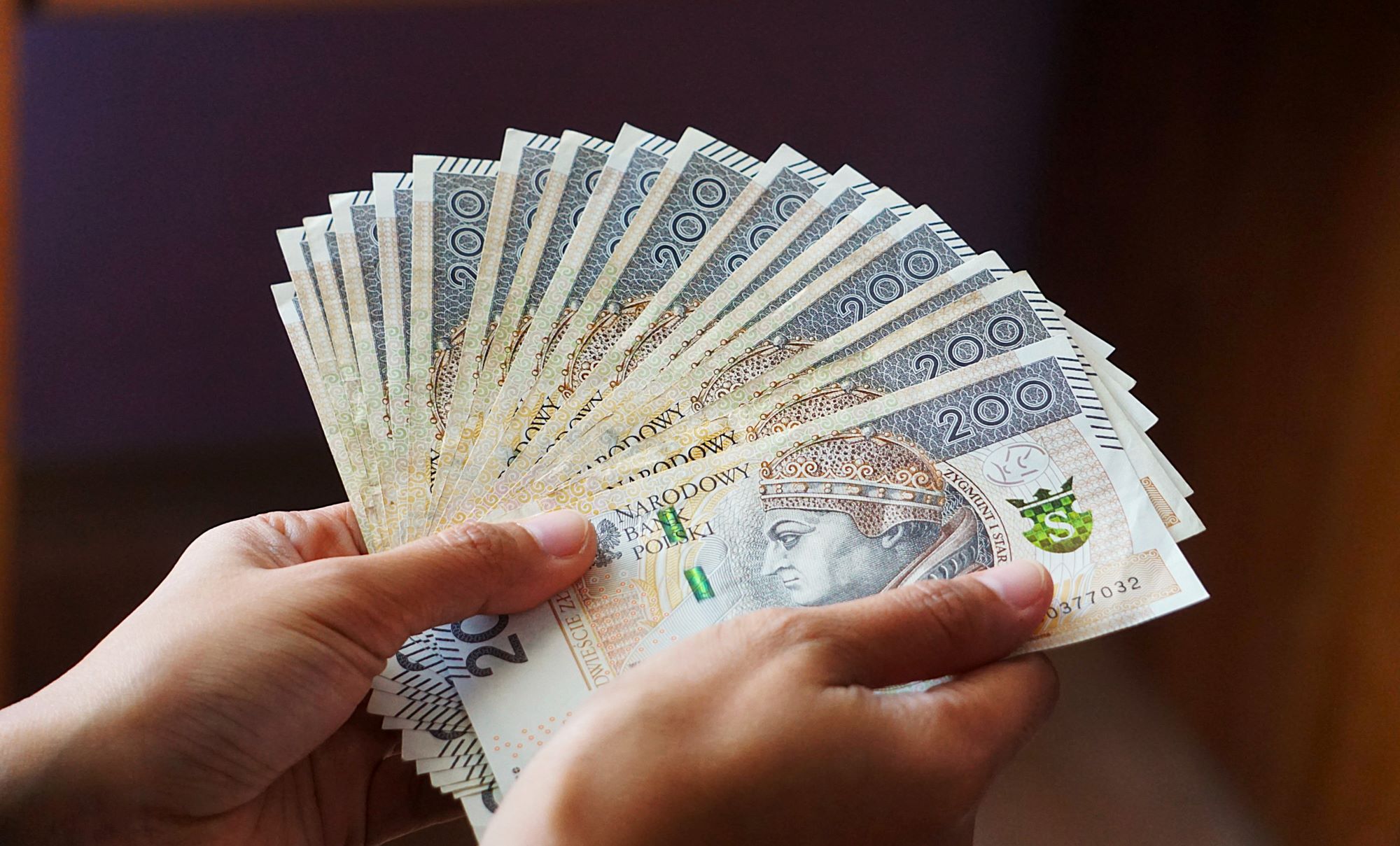 Świadczenie wspierające 2026. Ruszyły wypłaty dla nowej grupy. Polacy masowo składają wnioski o ponad 4000 zł