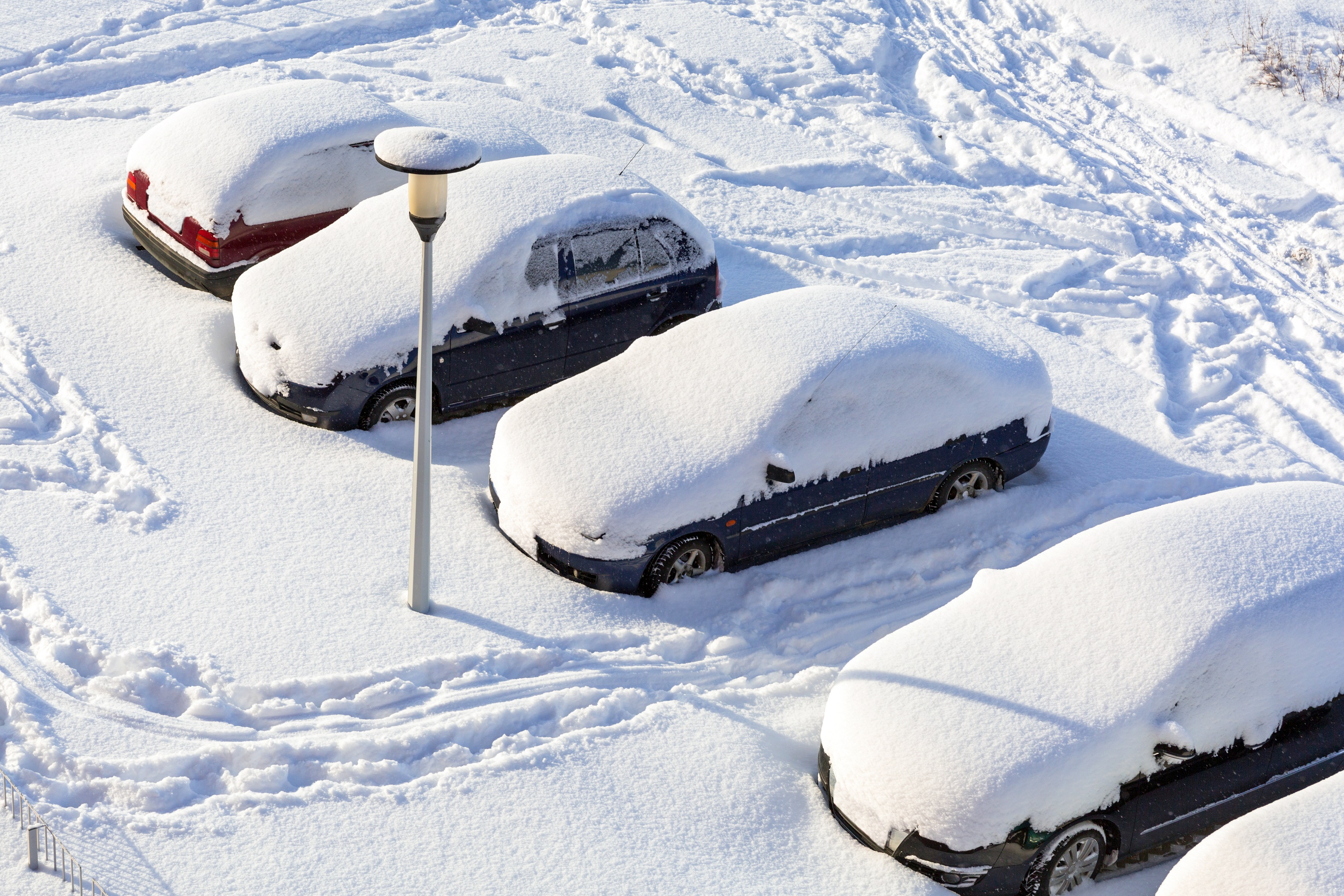 Mandat choćby 3000 zł za nieodśnieżone auto. Zimowe wykroczenia kierowców i punkty karne w 2026 roku