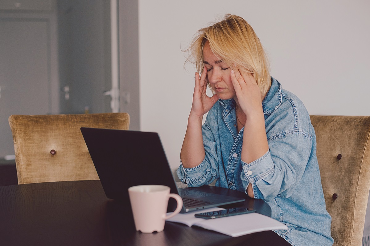 Polacy coraz częściej biorą L4 na psychikę. Ekspert wskazuje przyczyny