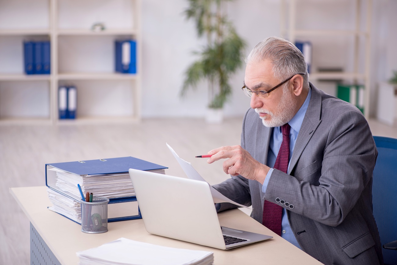 Zatrudnienie seniora 60+ i 65+ w 2026 r. Nawet 2403 zł dopłaty miesięcznie, ale urząd pracy wypłaca środki tylko w wybranych miesiącach i może zażądać zwrotu