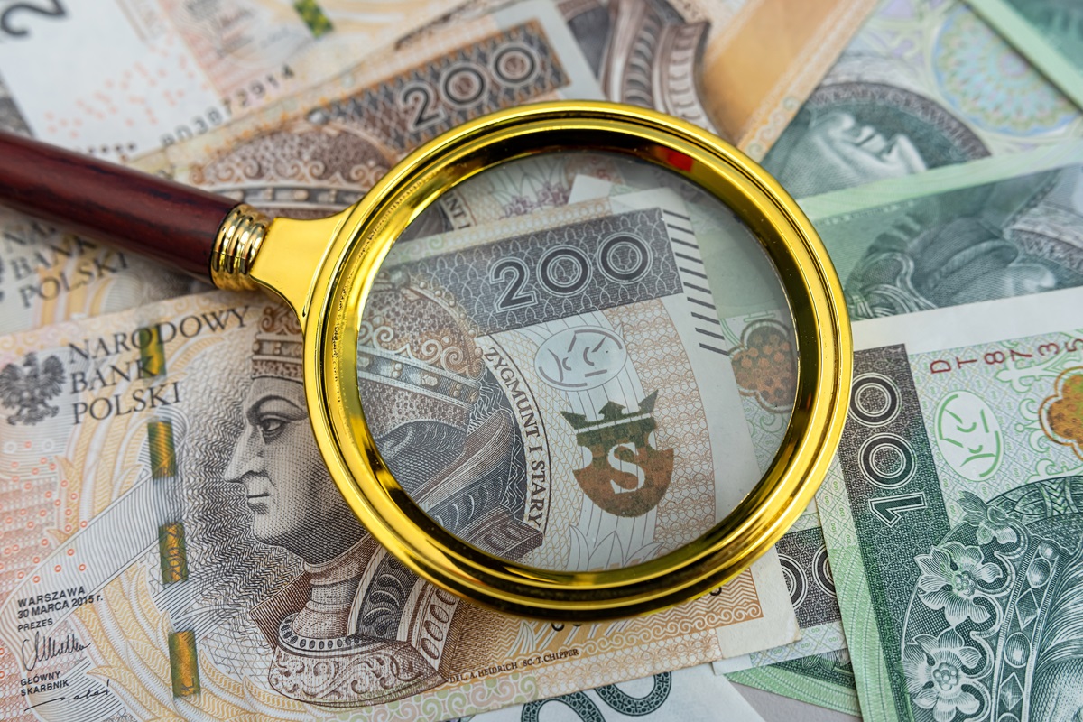 W listopadzie wypłaty od 900 do 1800 zł dodatku miesięcznie dla setek tysięcy zatrudnionych, z mocą od lipca 2025 r. [PREZYDENT PODPISAŁ USTAWĘ]