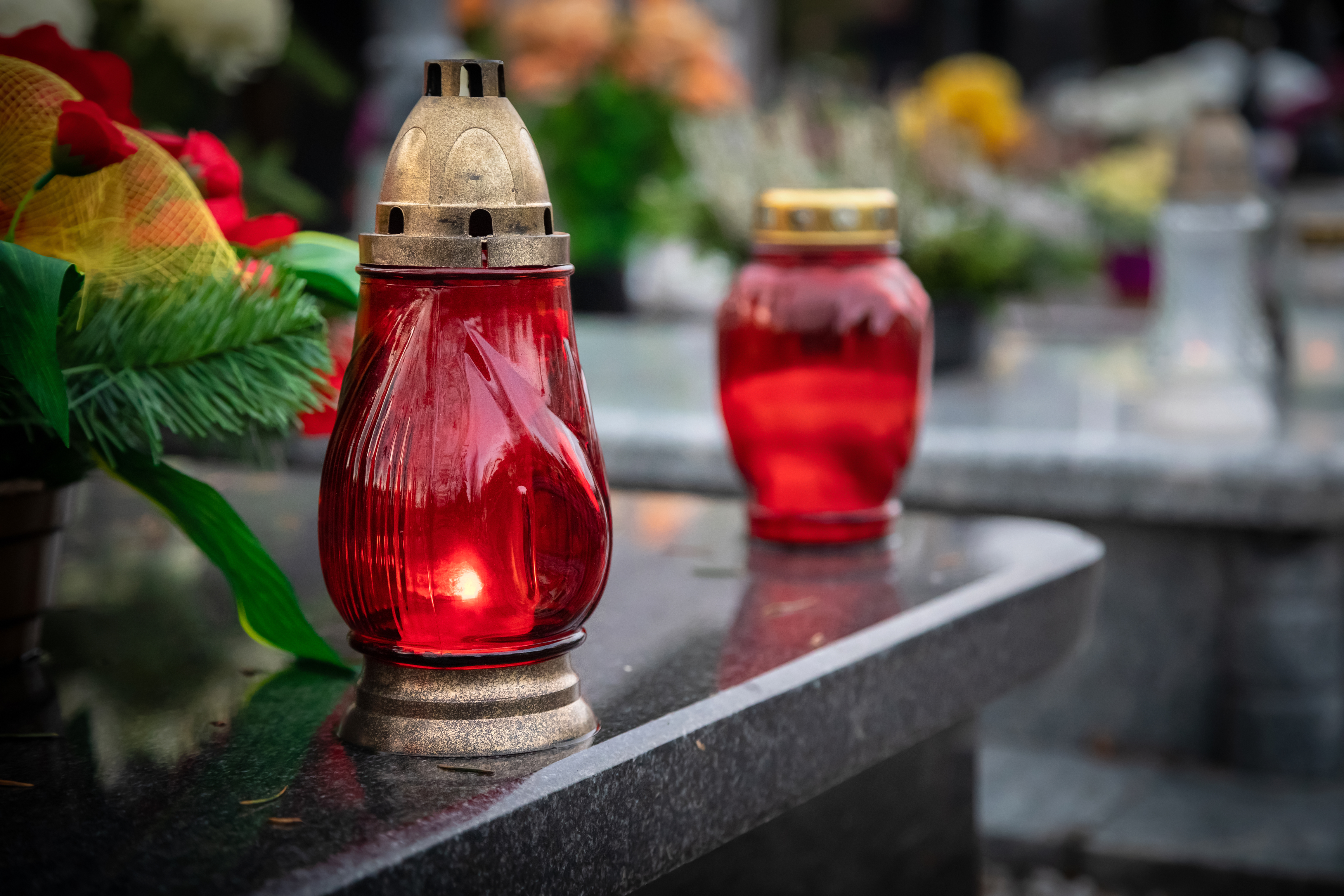 Co to za święto 2 listopada? Czy 2 listopada jest dniem wolnym od pracy? Czy 2 listopada idzie się do kościoła? Czy 2 listopada sklepy są otwarte?