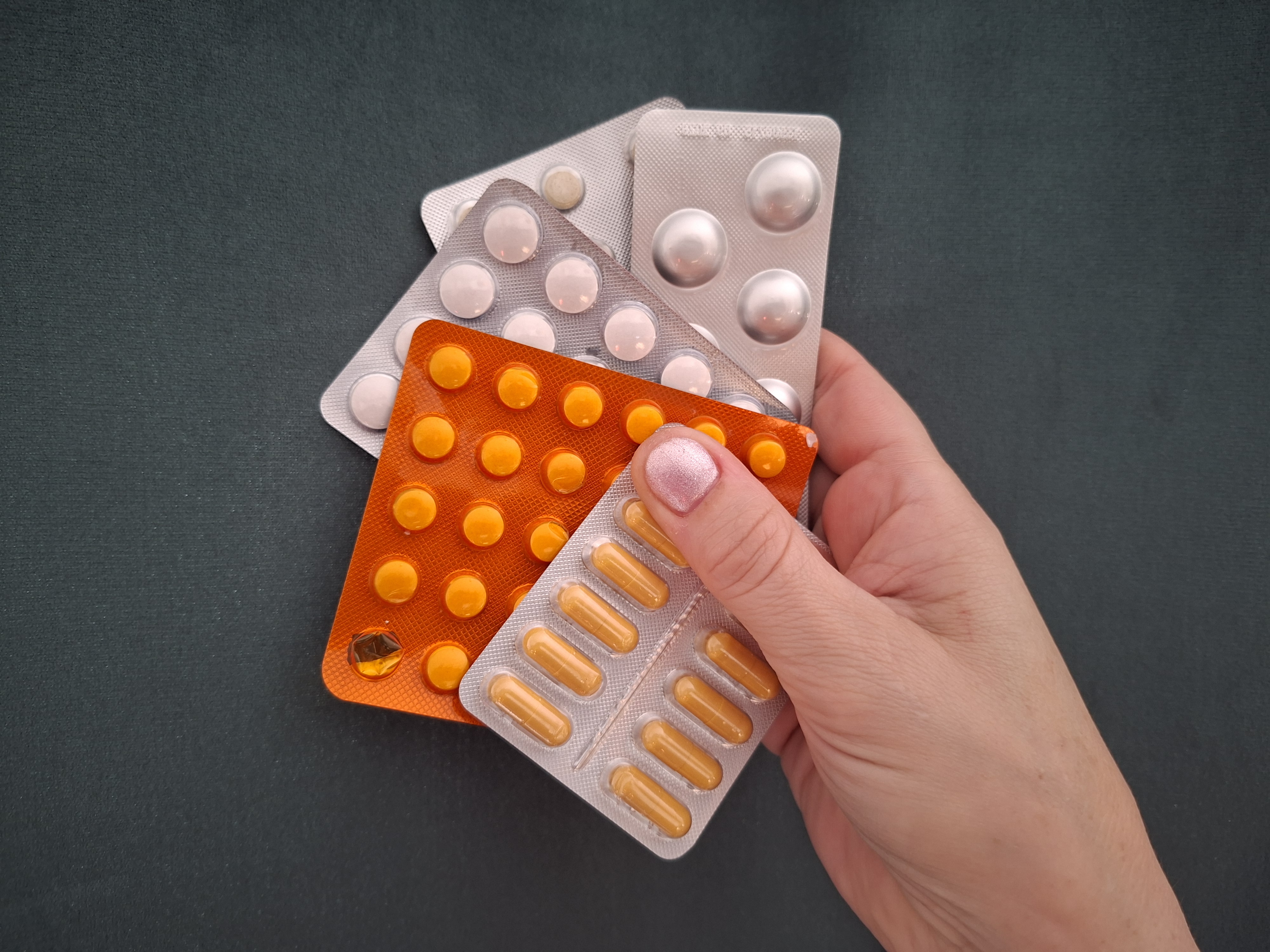 Leki, które mogą szkodzić – o niebezpiecznych połączeniach i nadmiarze farmakoterapii u osób starszych