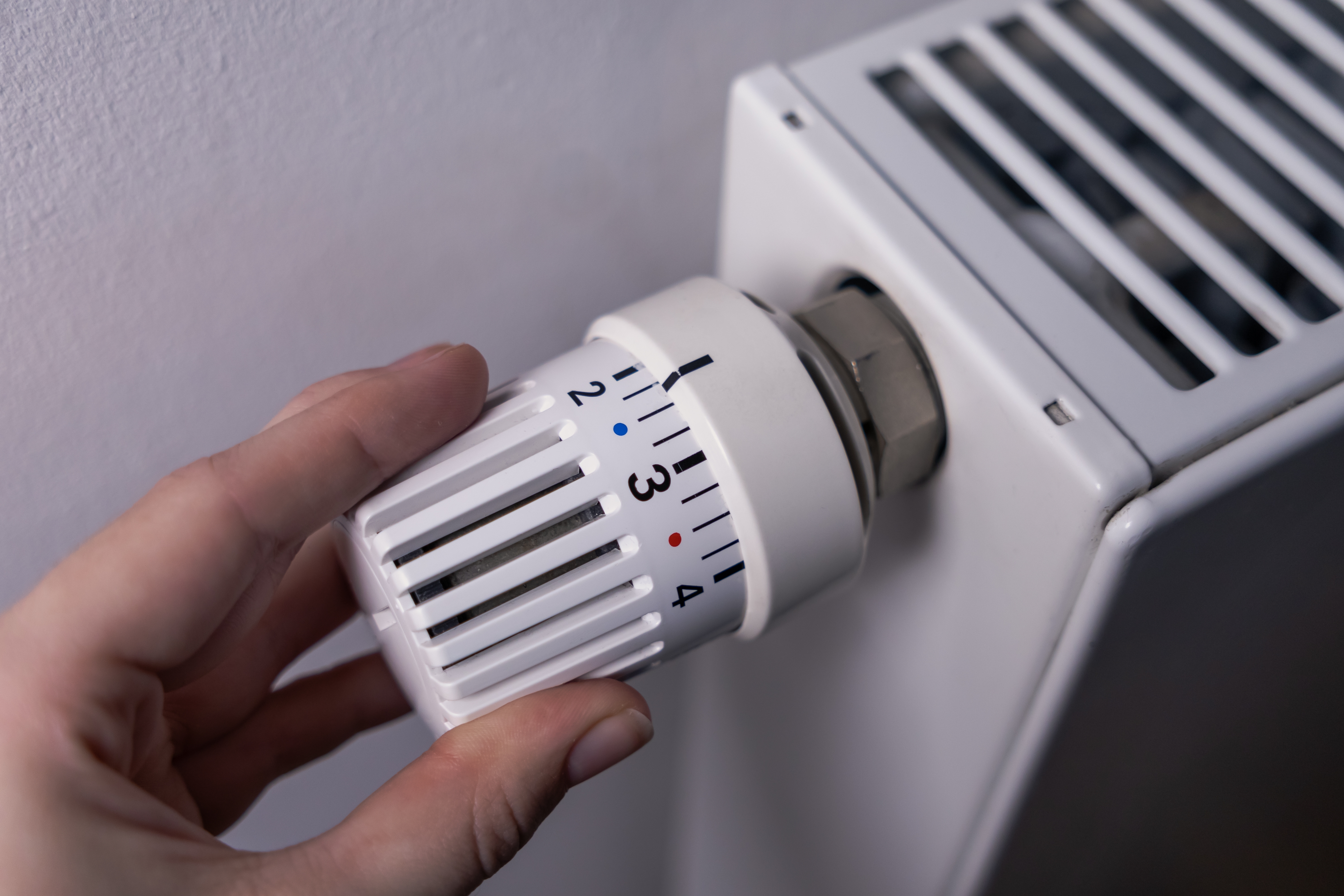 Obowiązek każdego właściciela nieruchomości w związku z rozpoczynającym się sezonem grzewczym 2025 – gminy ruszają z kontrolami, a spóźnialskim grozi 5 tys. zł grzywny