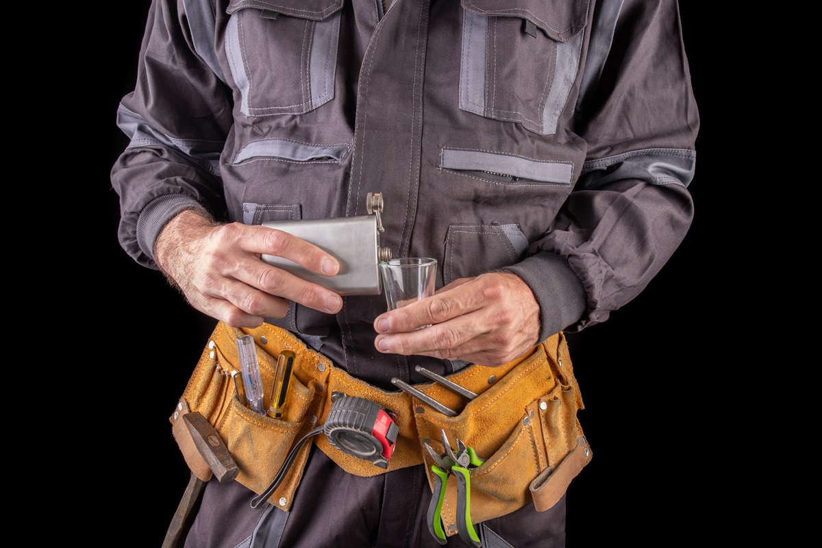 Pijany pracownik w pracy: co robić? Kto odpowiada? 5 działań kok po kroku, które musi podjąć pracodawca. Kiedy bada alkomatem Policja