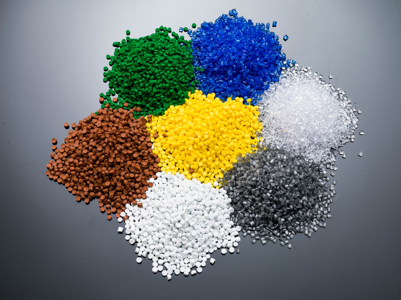 Pellet Loss Regulation – nowe przepisy unijne nie trafiają w sedno problemu. Główne źródła mikroplastiku to syntetyczne tkaniny i opony samochodowe a nie granulat przemysłowy