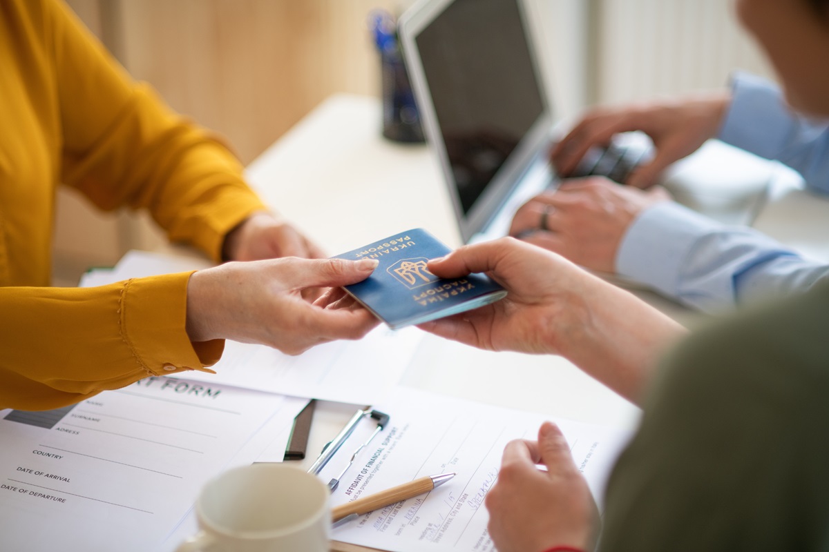 Dwie istotne zmiany w zatrudnianiu cudzoziemców od 1 grudnia 2025 r. Dotyczą oświadczenia o powierzeniu pracy i opłat za zezwolenie na pracę