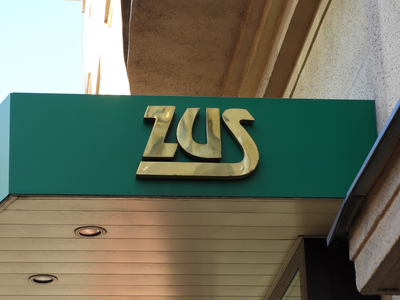 Kto w grudniu nie zapłaci składek ZUS i dostanie wyższy przelew? To nie bonus, a taka możliwość dotyczy każdego i wynika z przepisów