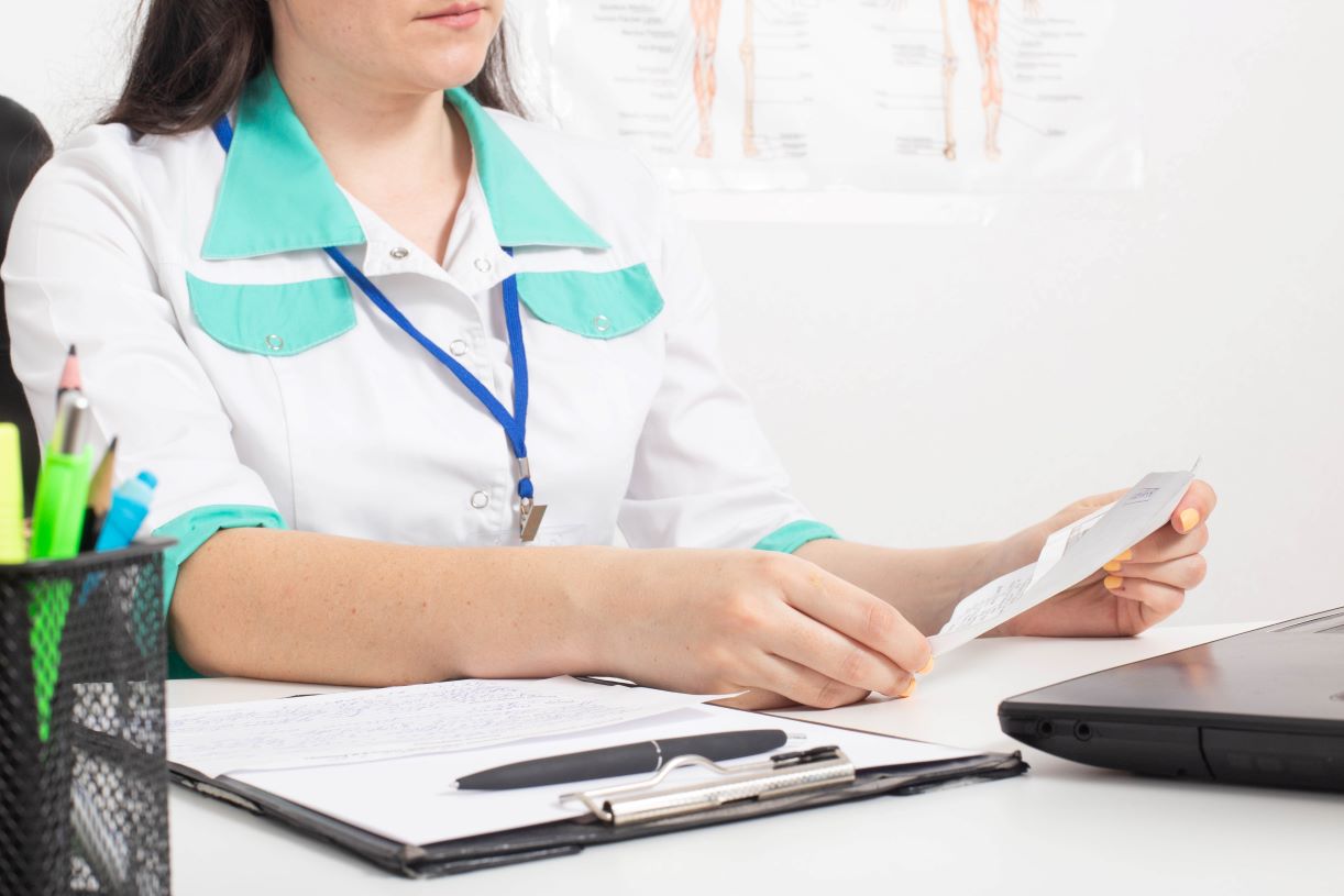 Zdolny do pracy, ale z dopiskiem od lekarza orzecznika. Czyli jak traktować „warunkowe” orzeczenie lekarskie? Pułapka na pracodawcę