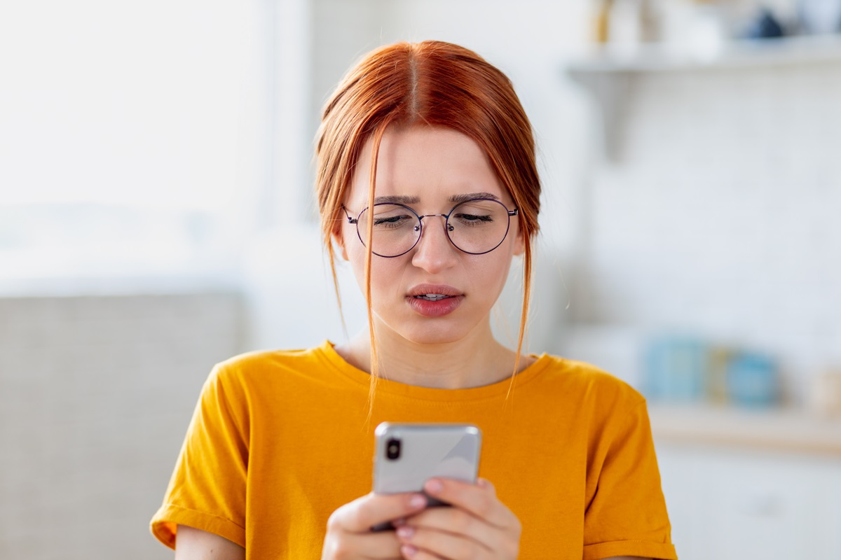 kobieta, telefon, smartfon, smutna, zaskoczona