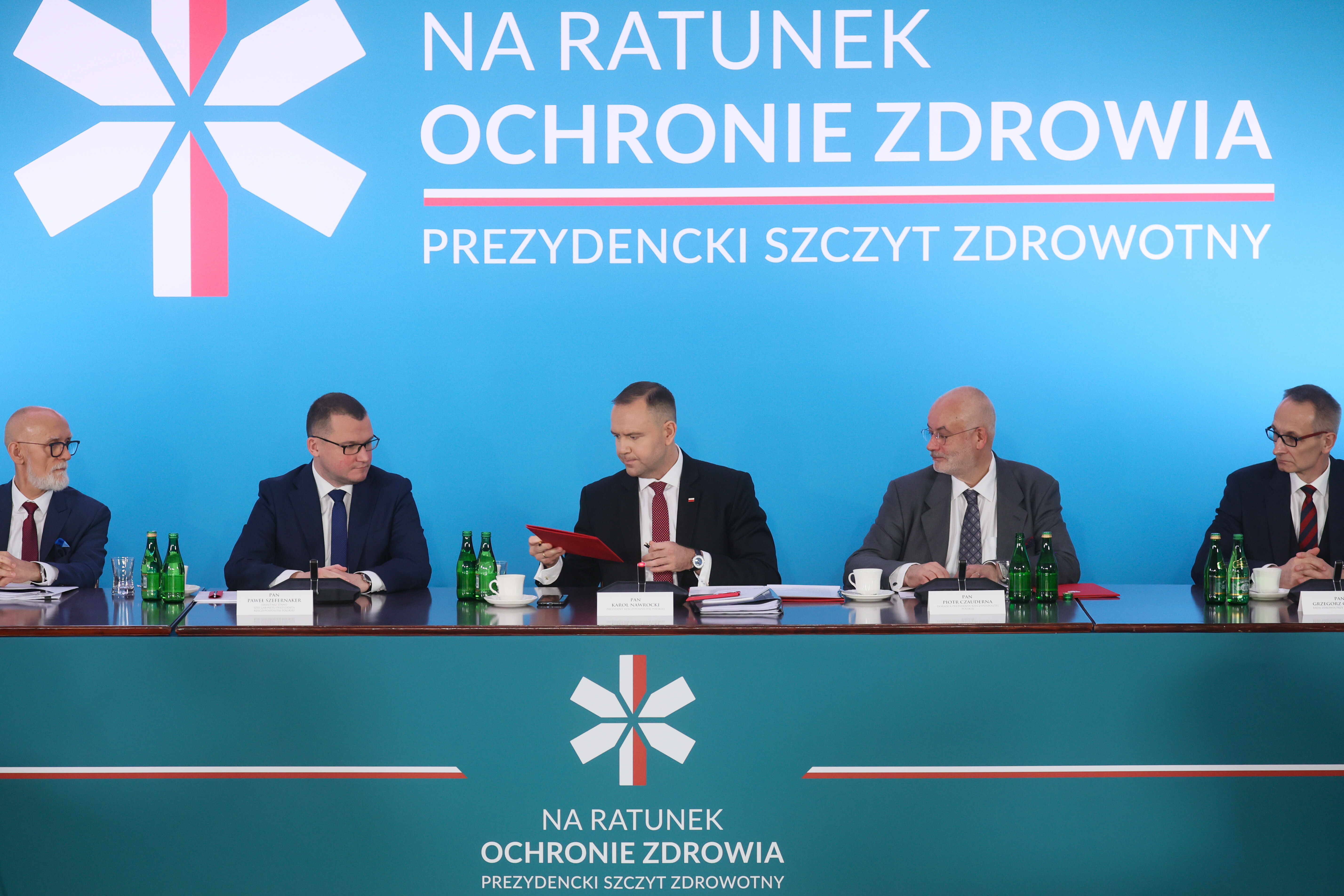 Miliardy złotych dla NFZ. Prezydent Karol Nawrocki podpisał ustawę