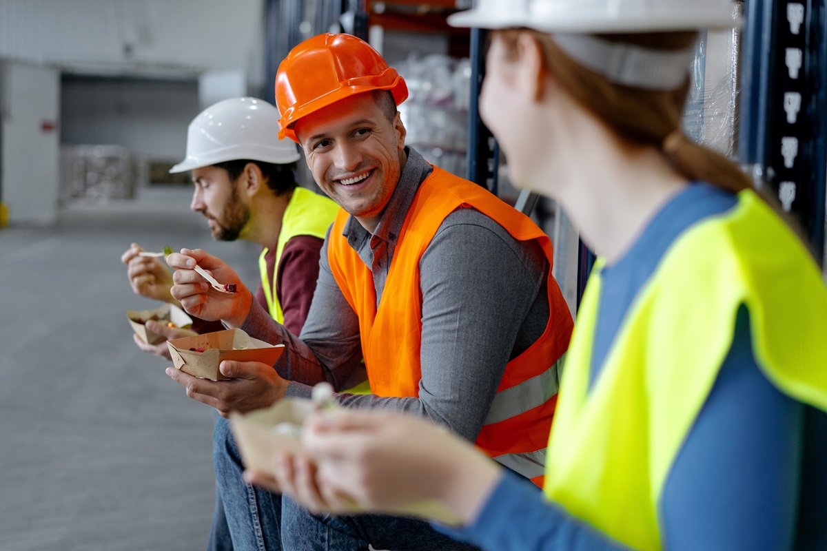 Zero PIT, zero ZUS i pełny koszt podatkowy: tak rozlicza się benefity żywieniowe, np. kanapki, owoce, przekąski