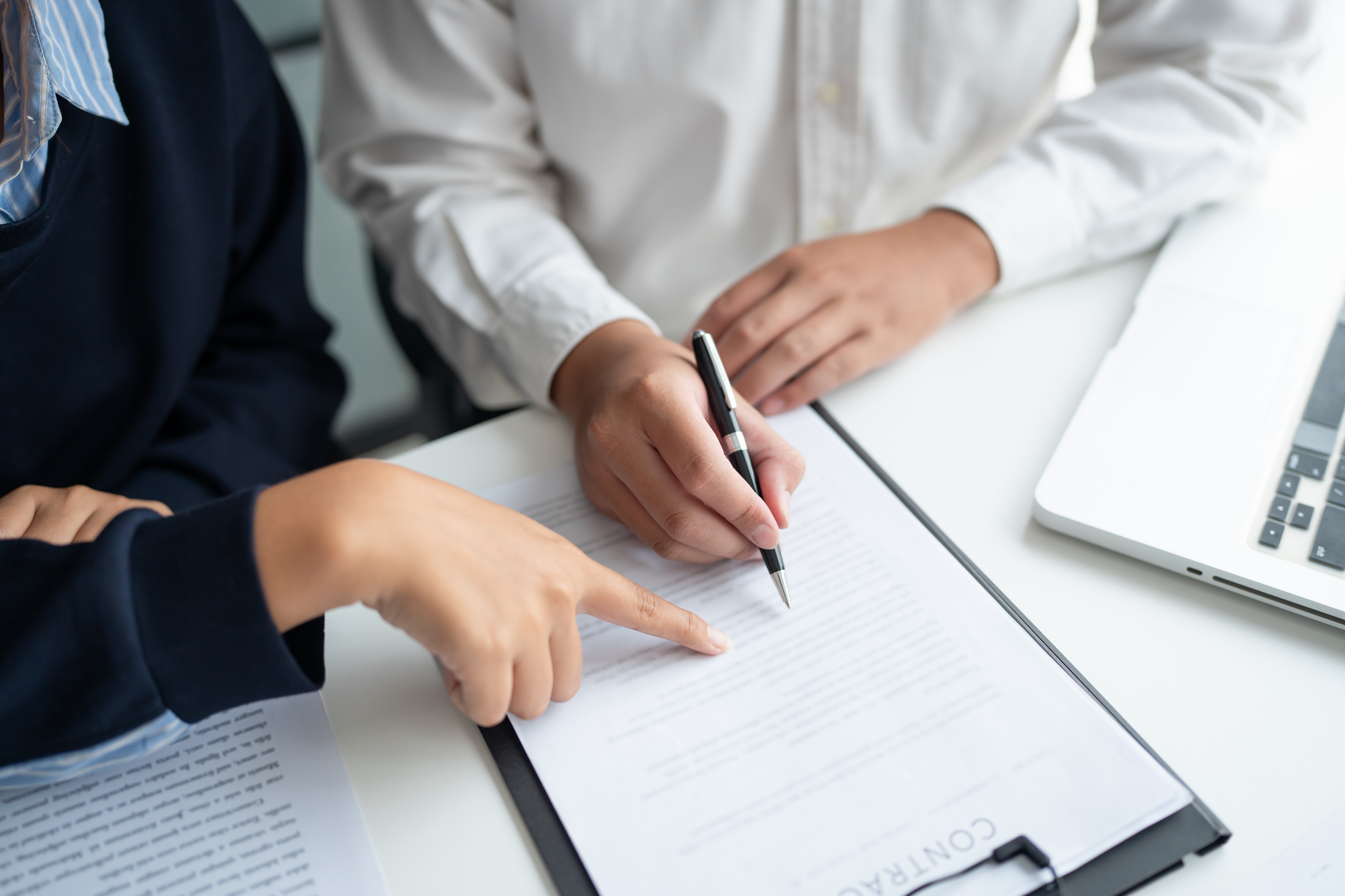 Czy można podpisać umowę o pracę od 1 stycznia? Jak nie wpaść w kłopoty, gdy pierwszy dzień miesiąca to święto