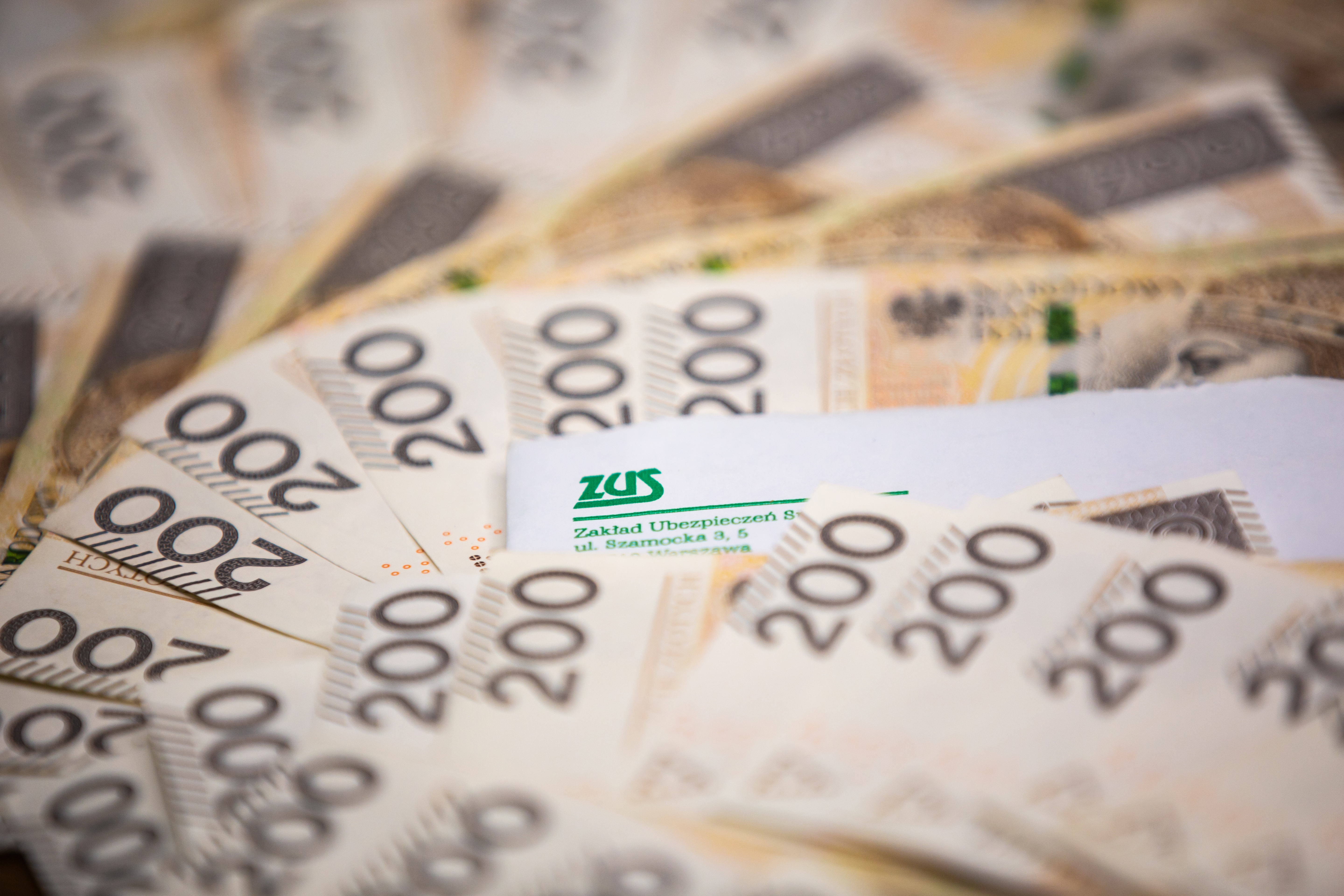 Rząd potwierdził podstawę składek ZUS na 2026 rok. O ile wzrosną koszty zatrudnienia? Obliczenia na przykładzie wynagrodzeń kierowców w transporcie międzynarodowym