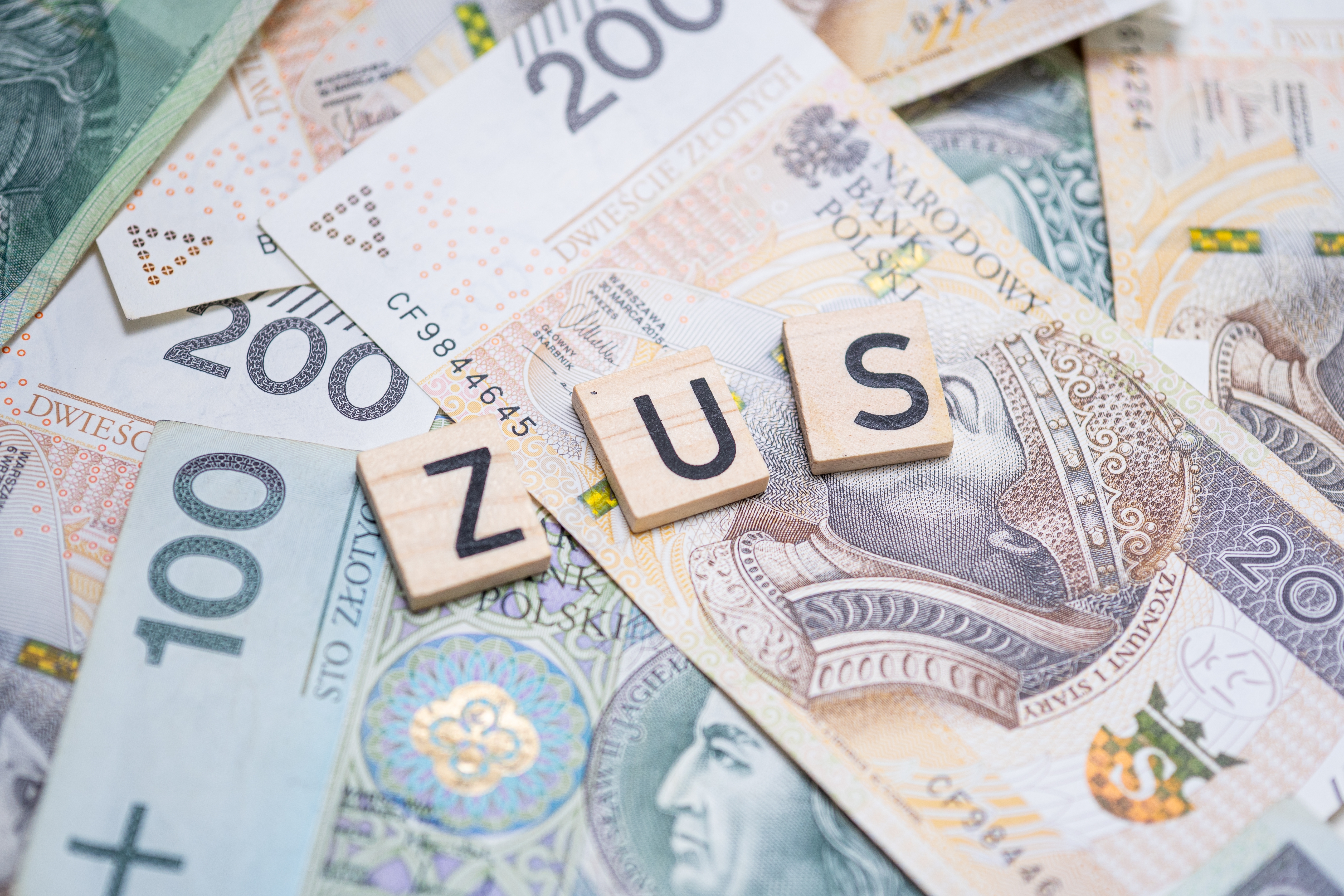 ZUS komunikuje: Od 1 stycznia 2026 r. świadczenie wypłacane przez ZUS, obejmie szerszą grupę osób [co, kiedy i dla kogo?]