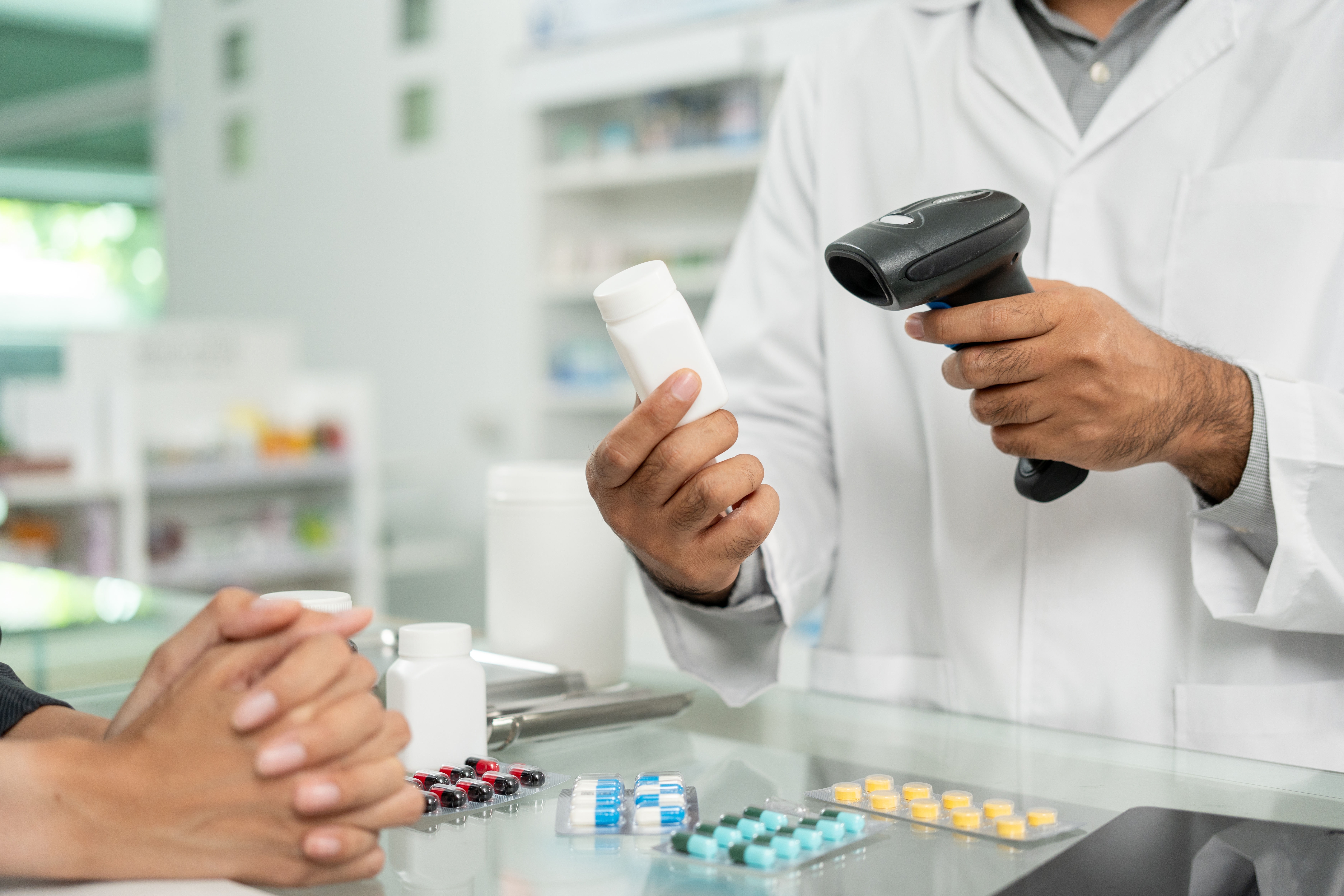 Payment,With,Barcode,Scanning,To,Sell,Medicines.,Pharmacist,Recommends,Medicines