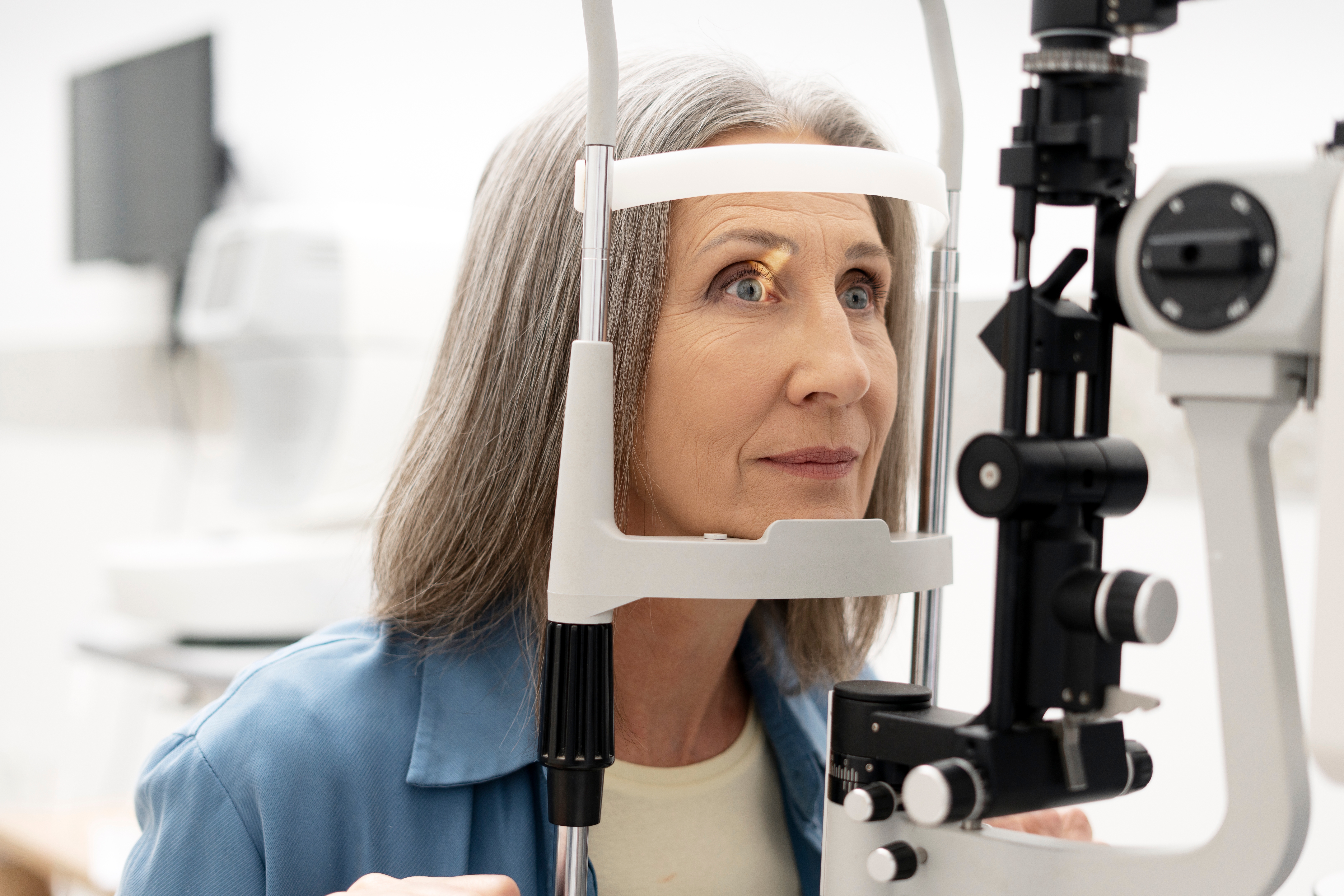 Błyski, mroczki, cienie przed oczami. Lekarz apeluje: nie ignoruj tych objawów