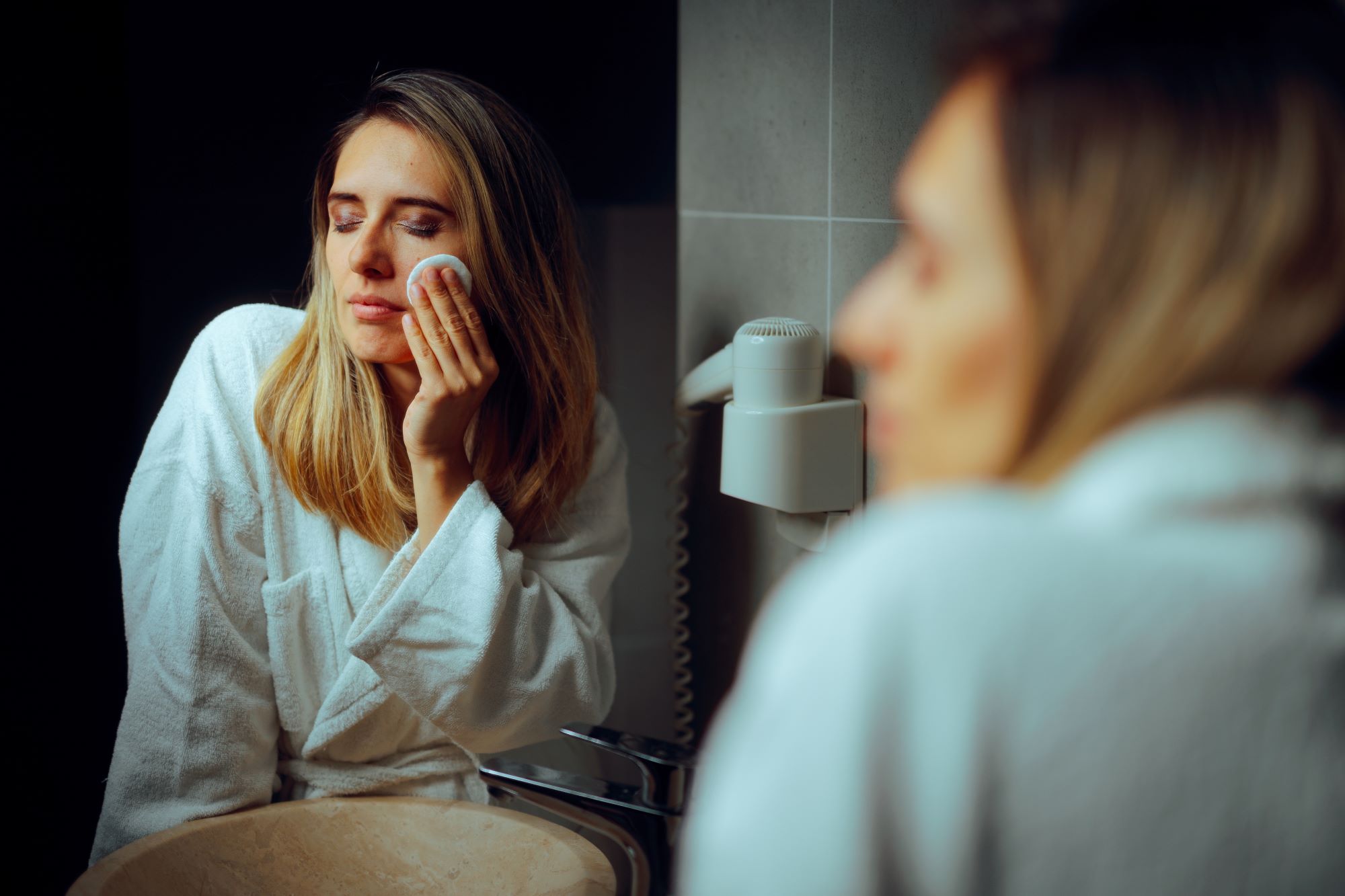 Zasypiasz w makijażu? Bardziej niż zmarszczek powinnyśmy bać się... uszkodzenia rogówki