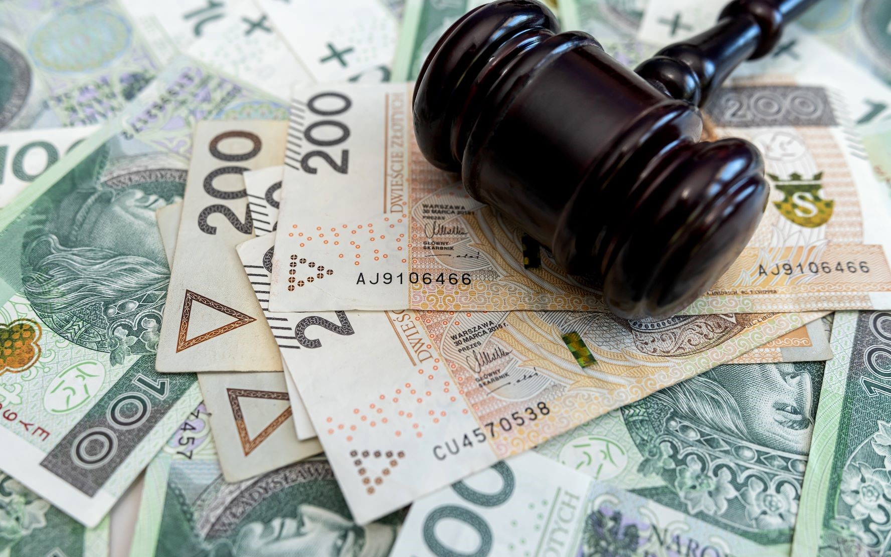 PIP nie będzie karał za dyskryminację w ogłoszeniach o pracę i rekrutacji ale może nakazać zmianę treści. Odszkodowanie (co najmniej minimalne wynagrodzenie) można uzyskać przed sądem pracy