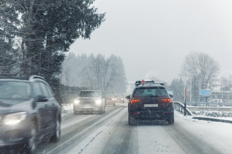 Ostrzeżenia przed gołoledzią, marznącym deszczem i lodem na ulicach [IMGW]