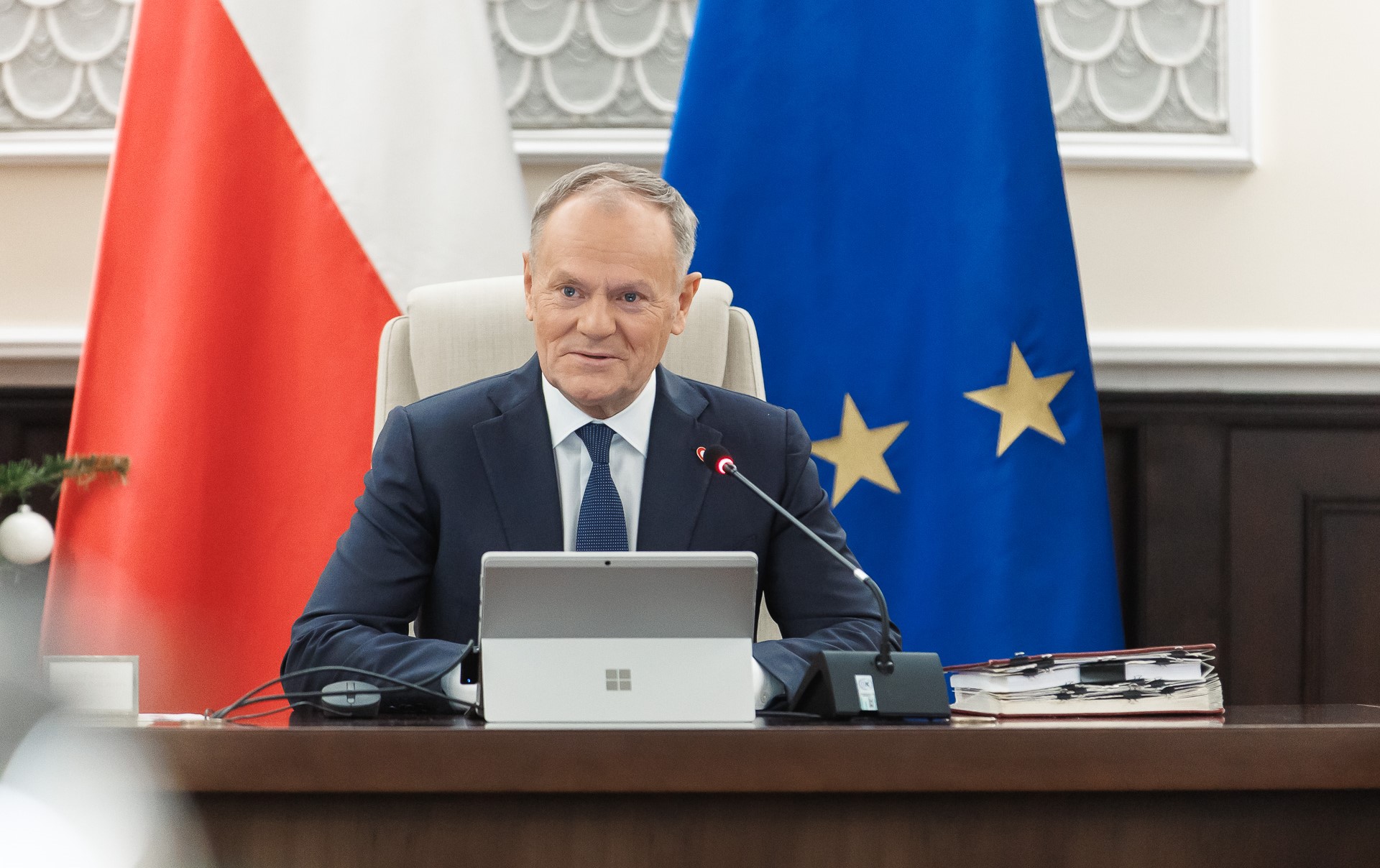 Pracodawcy jednak przez cały czas będą mogli nadużywać B2B, umów zlecenia i umów o dzieło – „Znajdziemy lepsze sposoby ochrony pracowników”. Premier Donald Tusk wstrzymuje kontrowersyjną reformę